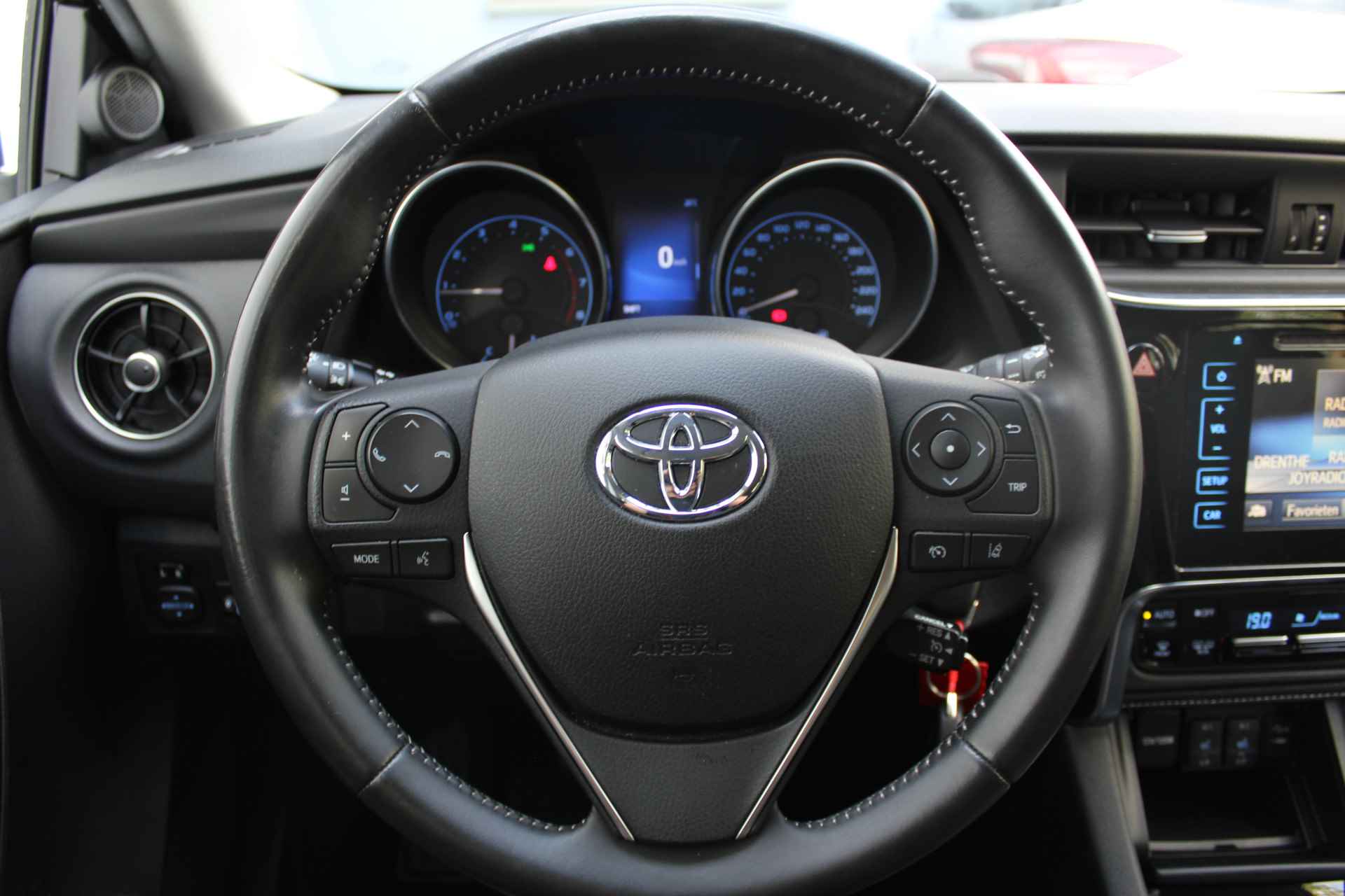 Toyota Auris Touring Sports 1.2T Dynamic | Incl. 12 maanden Garantie | Navigatie | Achteruitrijcamera | Cruise Control | Parkeersensoren v/a | Stoelverwarming | Climate Control | Stoel in Hoogte Verstelbaar | 17 Inch Licht metaal | Lijn Assist | - 33/50