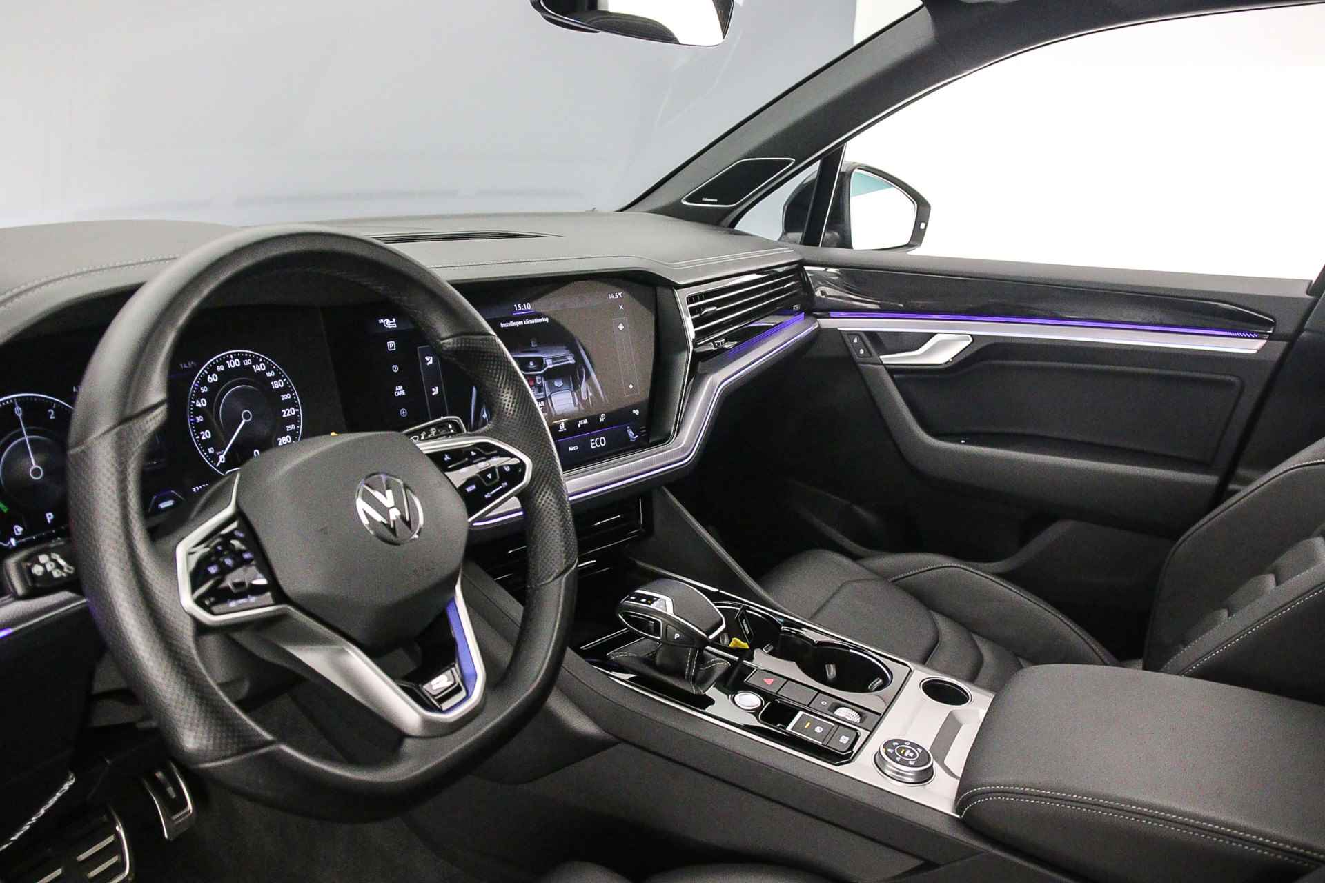 Volkswagen Touareg R 3.0 TSI eHybrid 462pk Tiptronic Trekhaak, Panoramadak, Elektrische achterklep, Achteruitrijcamera, Lederen bekleding, Adaptive cruise control, Navigatie, Stoelverwarming, Elektrisch verstelbare voorstoelen - 5/49