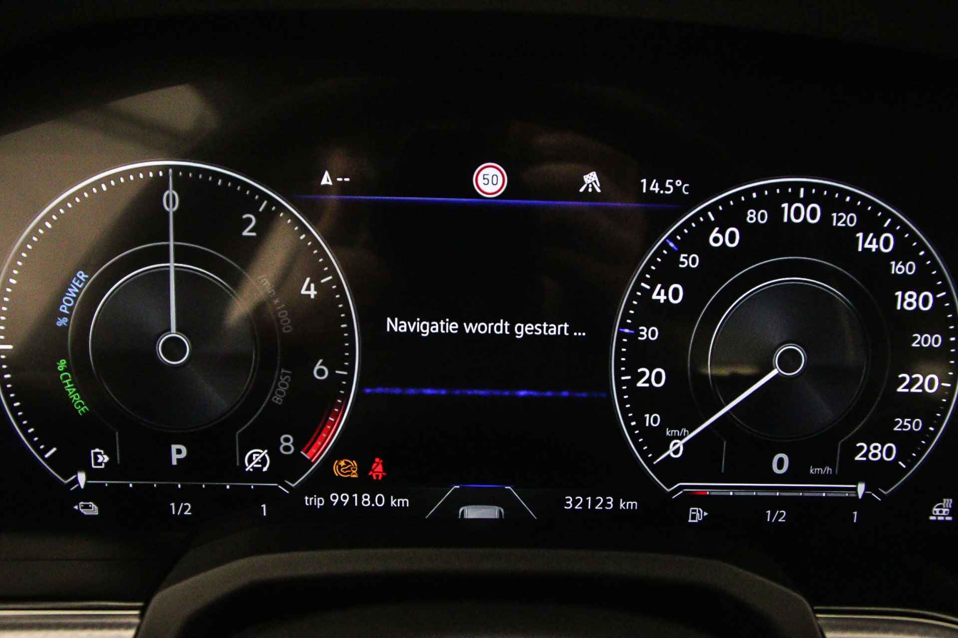 Volkswagen Touareg R 3.0 TSI eHybrid 462pk Tiptronic Trekhaak, Panoramadak, Elektrische achterklep, Achteruitrijcamera, Lederen bekleding, Adaptive cruise control, Navigatie, Stoelverwarming, Elektrisch verstelbare voorstoelen - 11/49