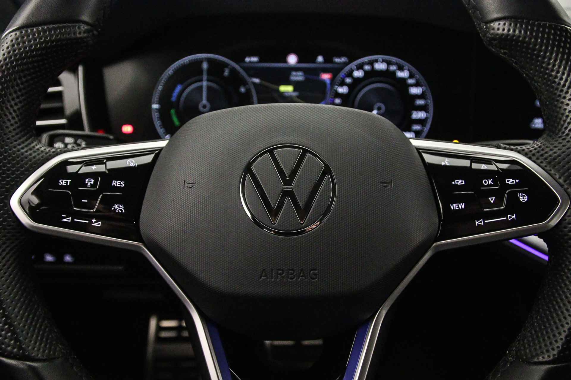 Volkswagen Touareg R 3.0 TSI eHybrid 462pk Tiptronic Trekhaak, Panoramadak, Elektrische achterklep, Achteruitrijcamera, Lederen bekleding, Adaptive cruise control, Navigatie, Stoelverwarming, Elektrisch verstelbare voorstoelen - 15/49
