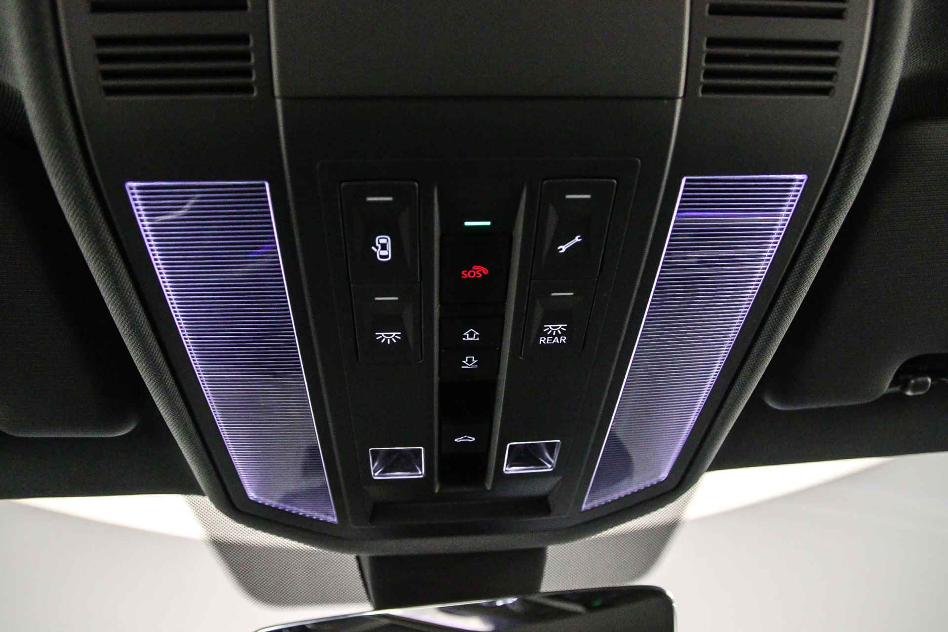 Volkswagen Touareg R 3.0 TSI eHybrid 462pk Tiptronic Trekhaak, Panoramadak, Elektrische achterklep, Achteruitrijcamera, Lederen bekleding, Adaptive cruise control, Navigatie, Stoelverwarming, Elektrisch verstelbare voorstoelen - 31/49