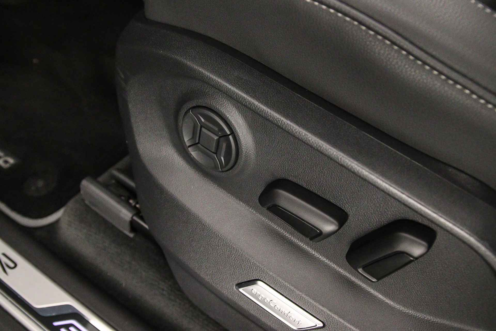 Volkswagen Touareg R 3.0 TSI eHybrid 462pk Tiptronic Trekhaak, Panoramadak, Elektrische achterklep, Achteruitrijcamera, Lederen bekleding, Adaptive cruise control, Navigatie, Stoelverwarming, Elektrisch verstelbare voorstoelen - 34/49