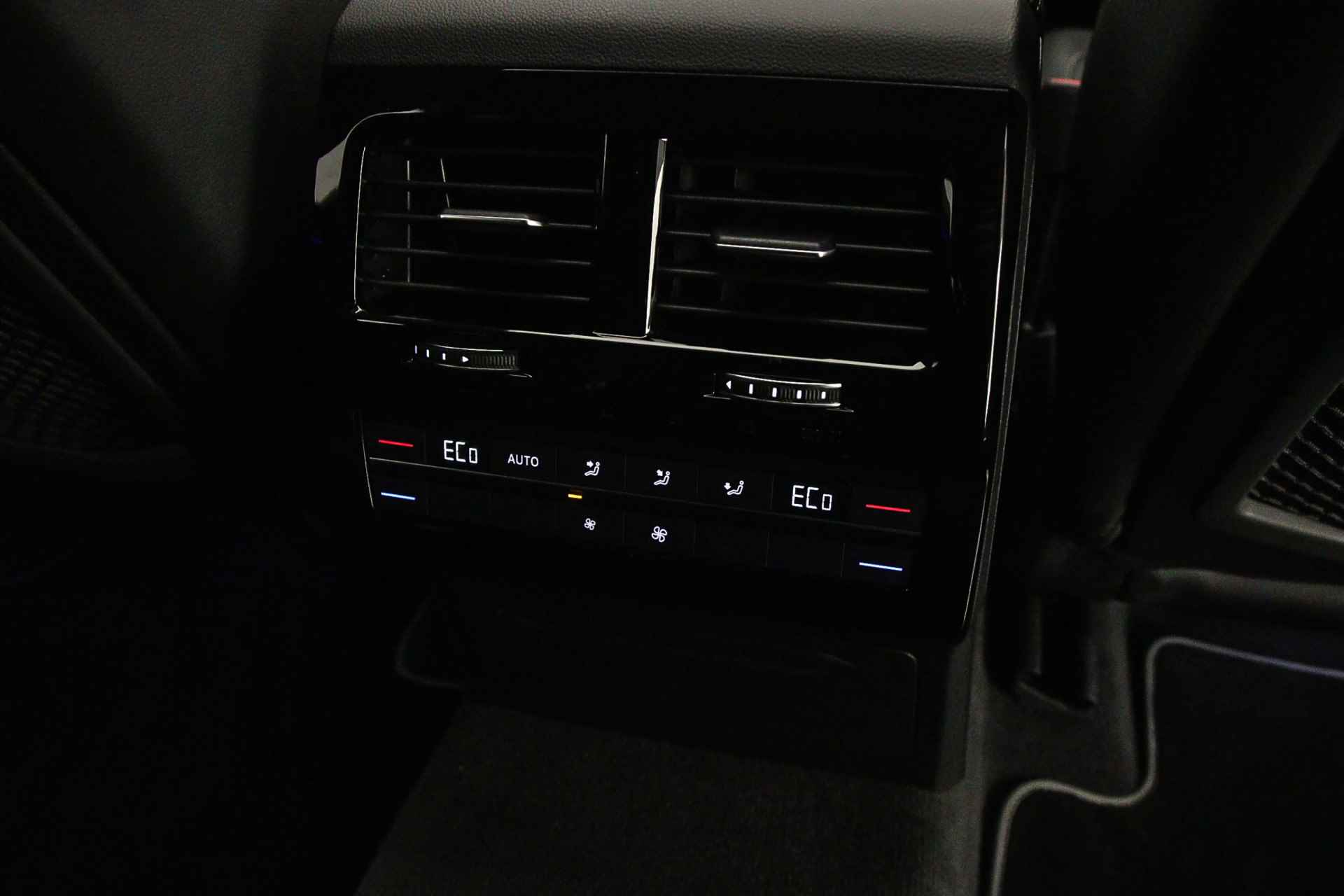Volkswagen Touareg R 3.0 TSI eHybrid 462pk Tiptronic Trekhaak, Panoramadak, Elektrische achterklep, Achteruitrijcamera, Lederen bekleding, Adaptive cruise control, Navigatie, Stoelverwarming, Elektrisch verstelbare voorstoelen - 43/49