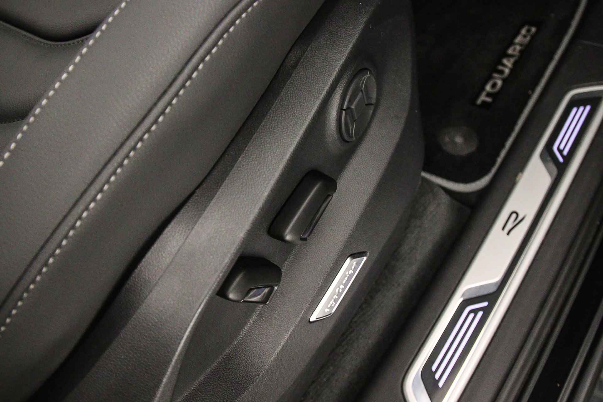 Volkswagen Touareg R 3.0 TSI eHybrid 462pk Tiptronic Trekhaak, Panoramadak, Elektrische achterklep, Achteruitrijcamera, Lederen bekleding, Adaptive cruise control, Navigatie, Stoelverwarming, Elektrisch verstelbare voorstoelen - 46/49