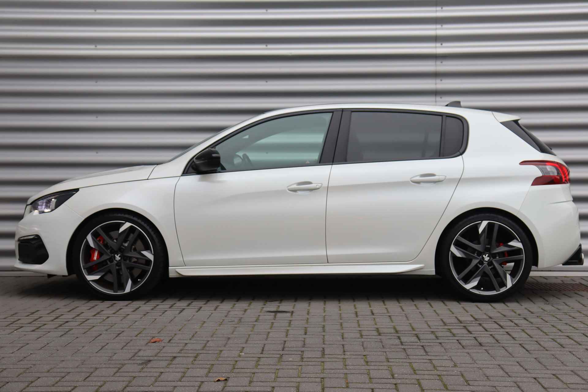 Peugeot 308 1.6 PURETECH 263PK 5-DRS GTI BY PEUGEOT SPORT / NAVI / LEDER / CLIMA / PDC / 19" BI-COLOR / UNIEK / CAMERA / DENON / KEYLESS / F - 2/42