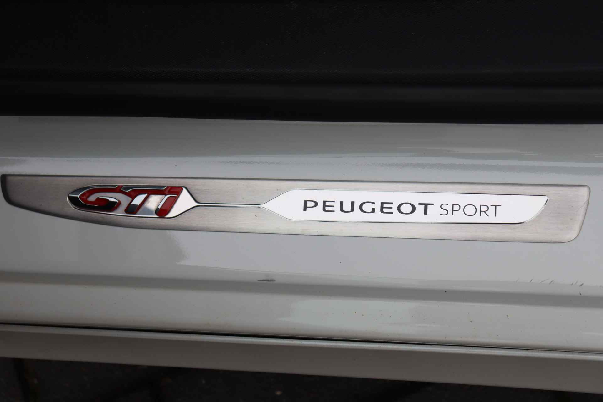 Peugeot 308 1.6 PURETECH 263PK 5-DRS GTI BY PEUGEOT SPORT / NAVI / LEDER / CLIMA / PDC / 19" BI-COLOR / UNIEK / CAMERA / DENON / KEYLESS / F - 22/42