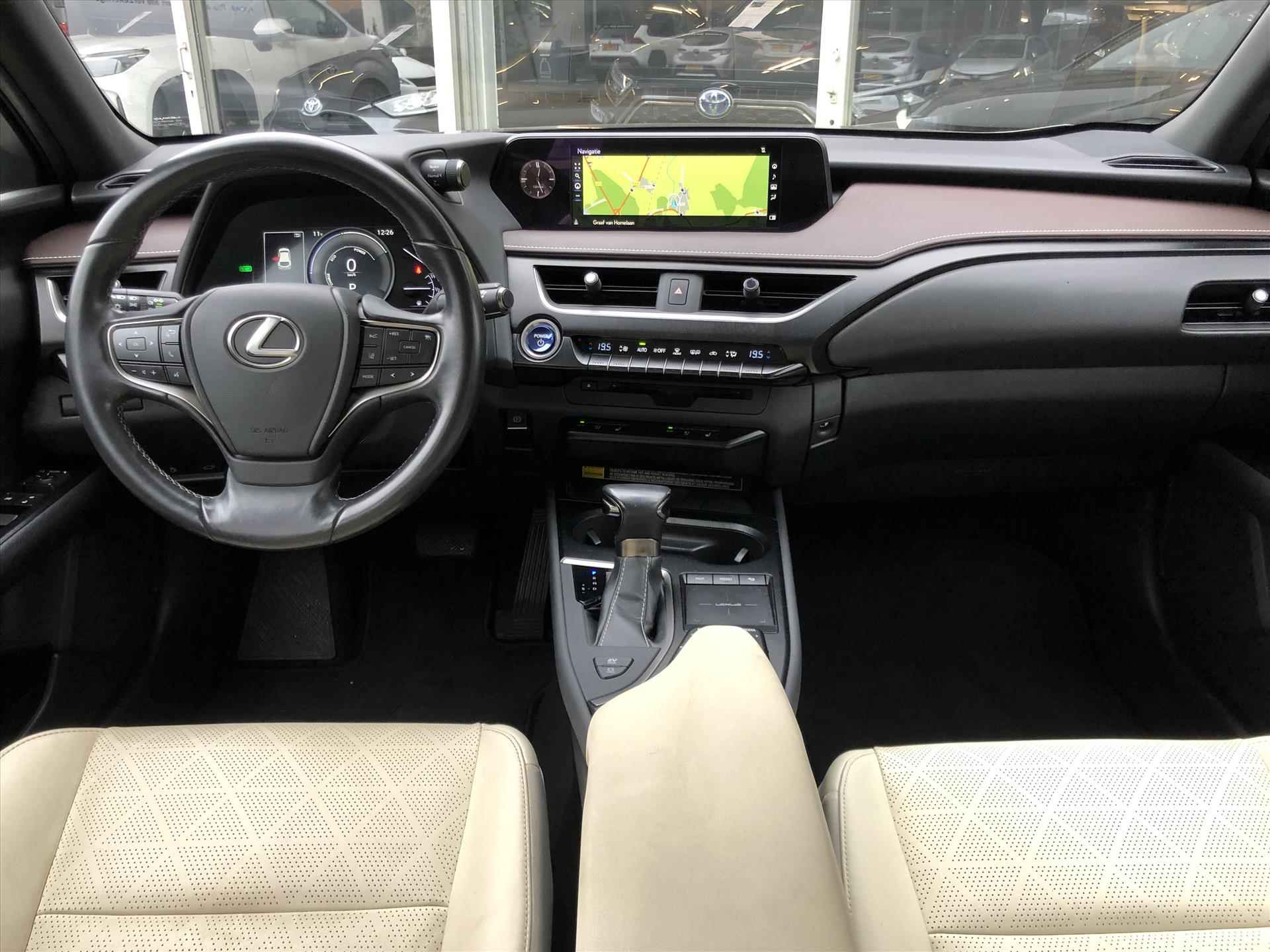 Lexus Ux 250h Executive Line | Head Up Display, Leer, Geheugenfunctie, Elektrische achterklep, 360 Camera, Groot scherm, Stoelventilatie - 16/42