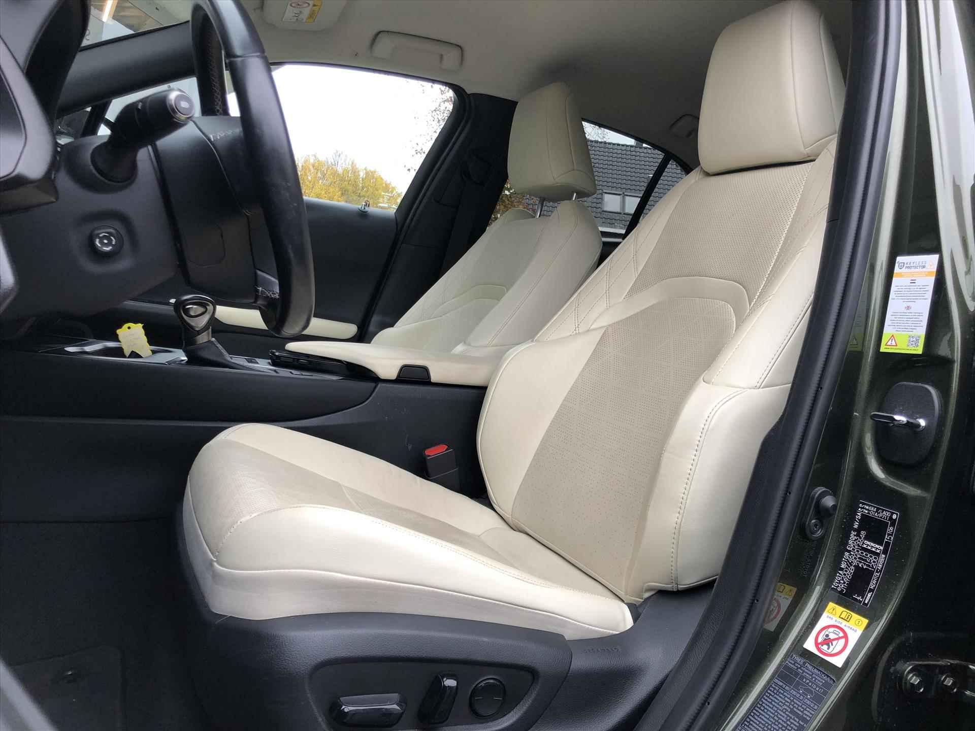 Lexus Ux 250h Executive Line | Head Up Display, Leer, Geheugenfunctie, Elektrische achterklep, 360 Camera, Groot scherm, Stoelventilatie - 17/42