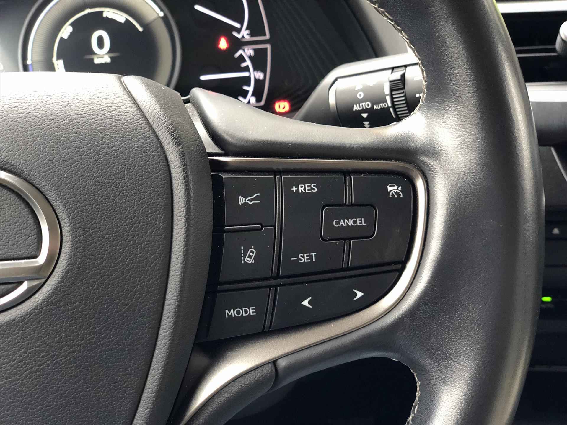 Lexus Ux 250h Executive Line | Head Up Display, Leer, Geheugenfunctie, Elektrische achterklep, 360 Camera, Groot scherm, Stoelventilatie - 25/42