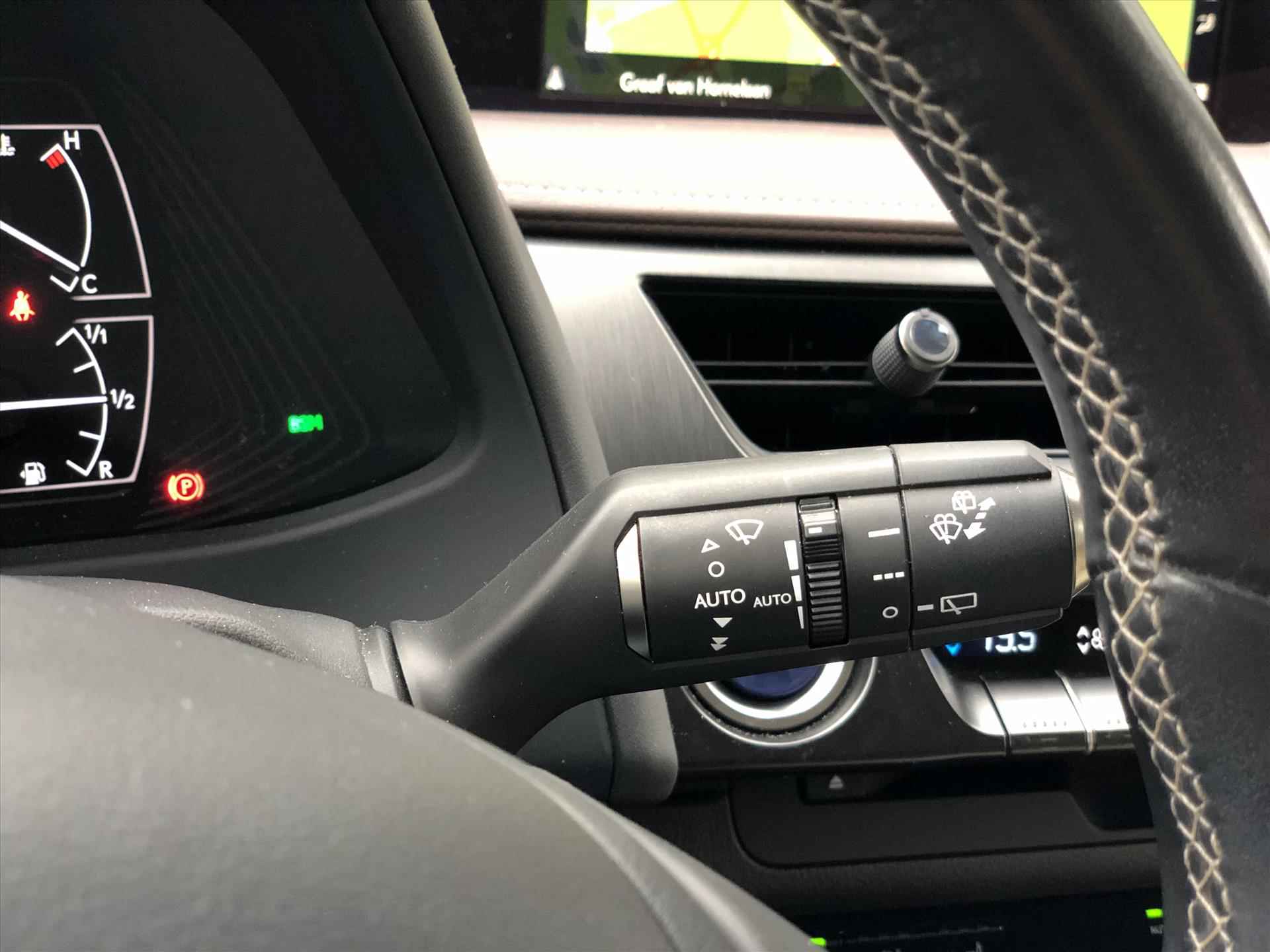 Lexus Ux 250h Executive Line | Head Up Display, Leer, Geheugenfunctie, Elektrische achterklep, 360 Camera, Groot scherm, Stoelventilatie - 27/42