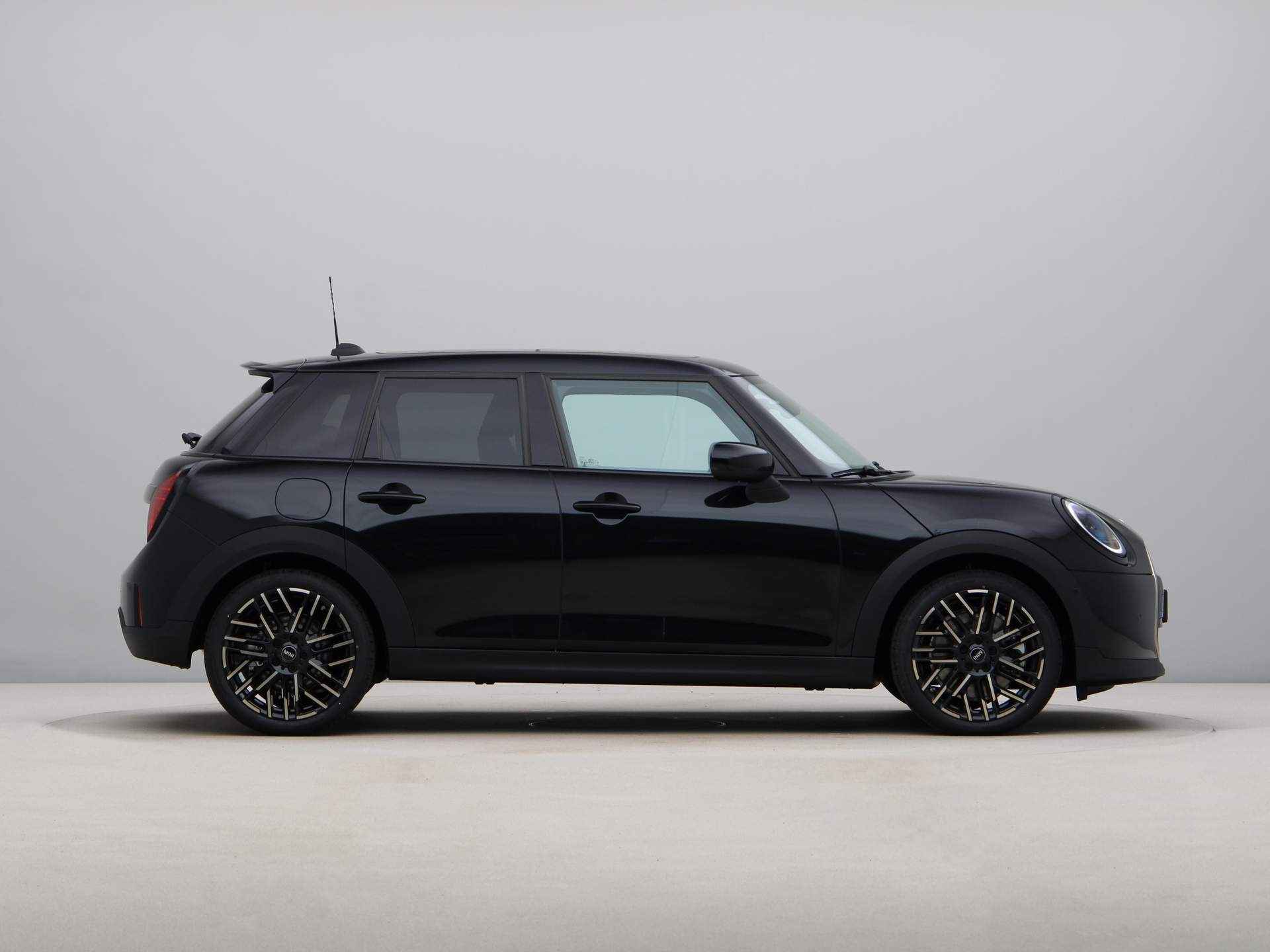 MINI Cooper 5-deurs S Favoured Pakket M PRIVATE LEASE EUR 705,- (48 mnd/10.000 km) - 9/23