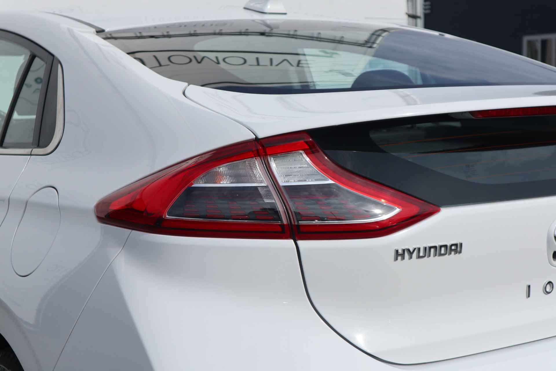 Hyundai IONIQ Premium EV NL AUTO | PANO | LEDER | CARPLAY | CAMERA | 2de PINSTERDAG GEOPEND VAN 10:00 T/M 16:00 UUR - 26/34