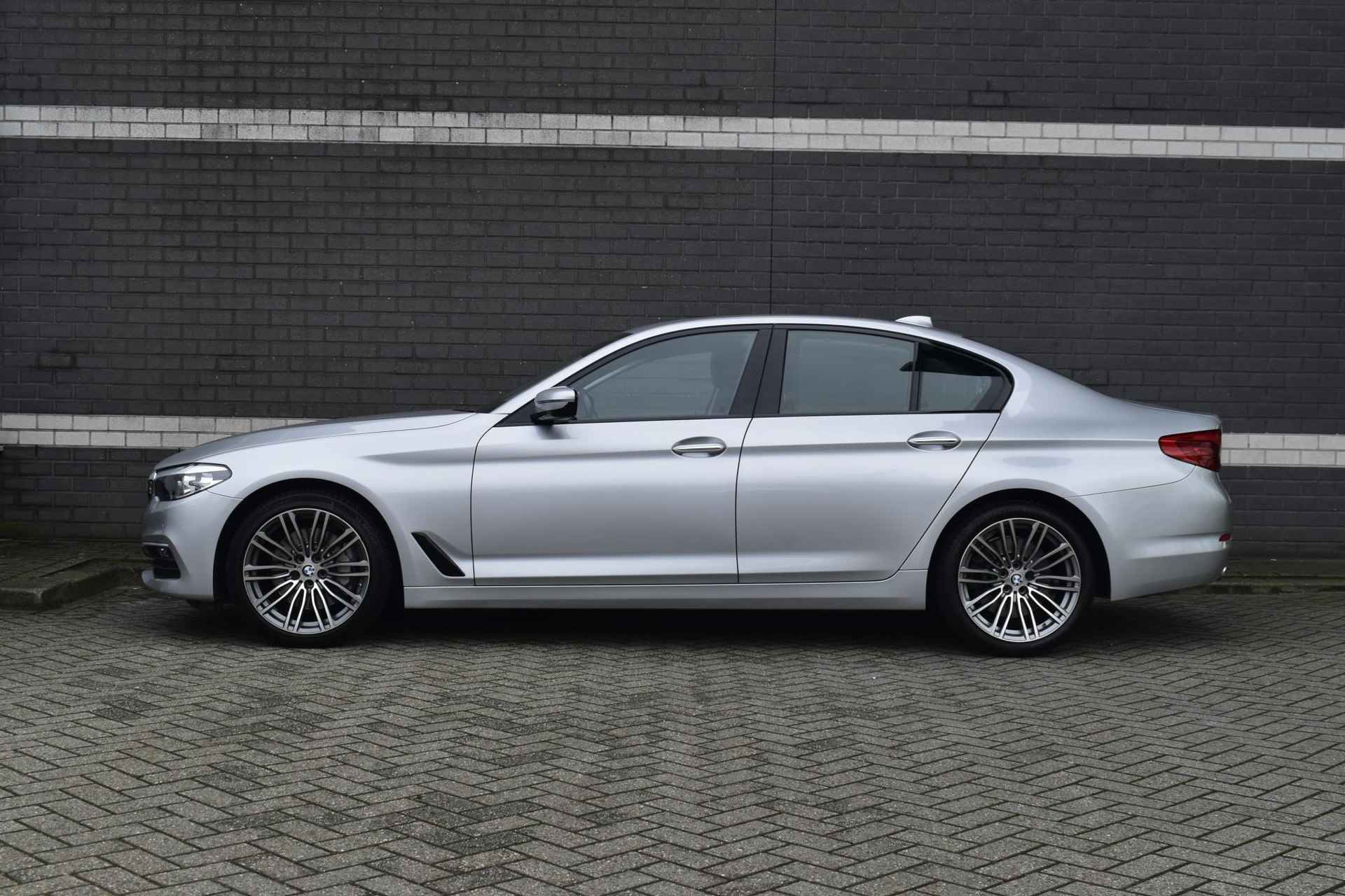 BMW 5-serie 530d High Executive / Comfortstoelen / Memory / Navi / 19" Velgen - 4/45