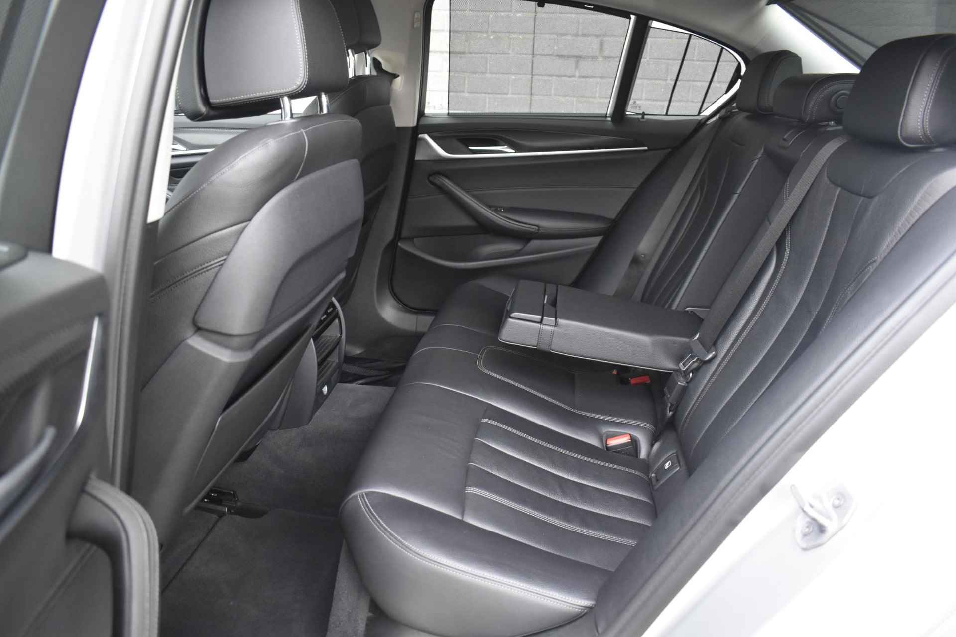 BMW 5-serie 530d High Executive / Comfortstoelen / Memory / Navi / 19" Velgen - 8/45