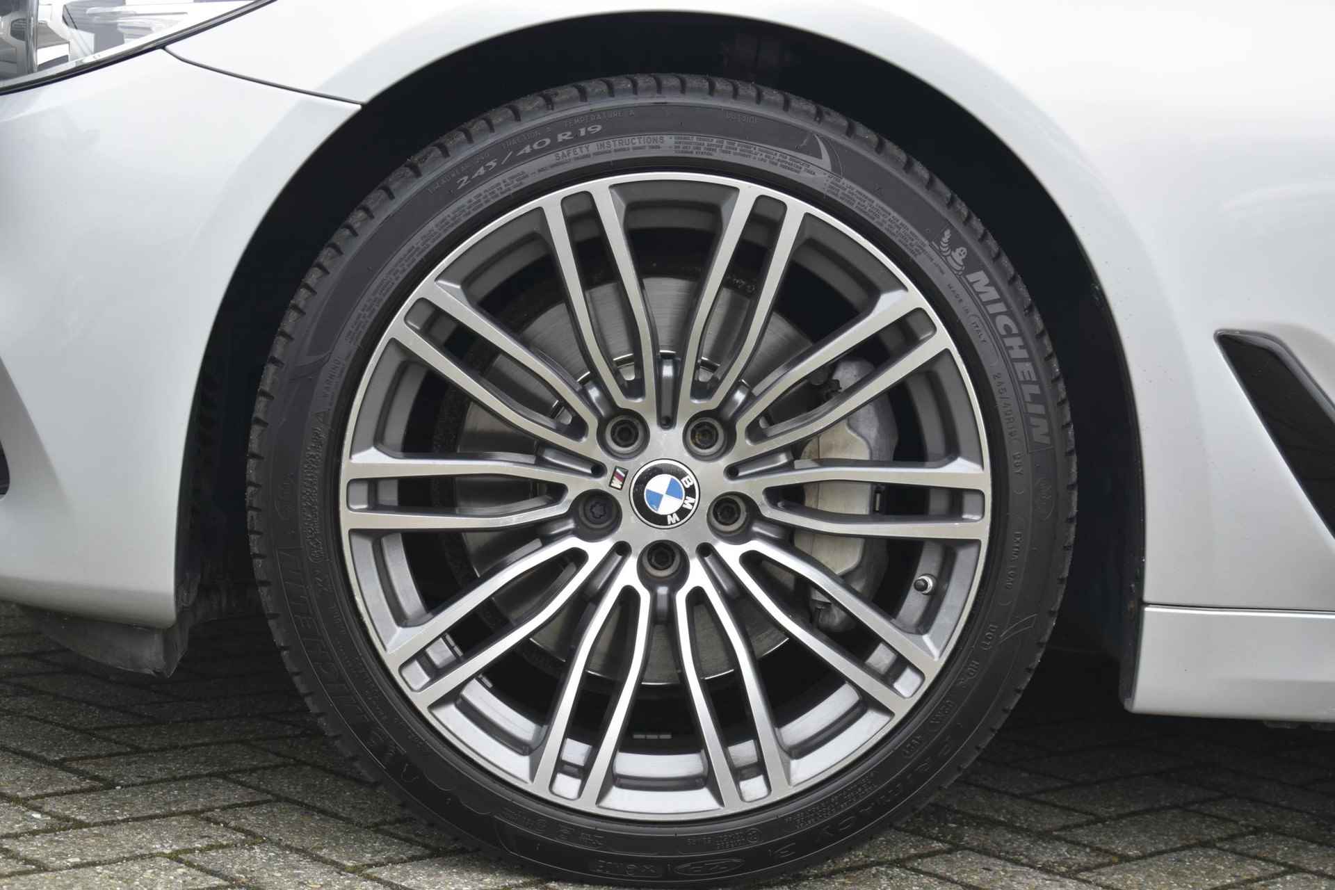 BMW 5-serie 530d High Executive / Comfortstoelen / Memory / Navi / 19" Velgen - 10/45