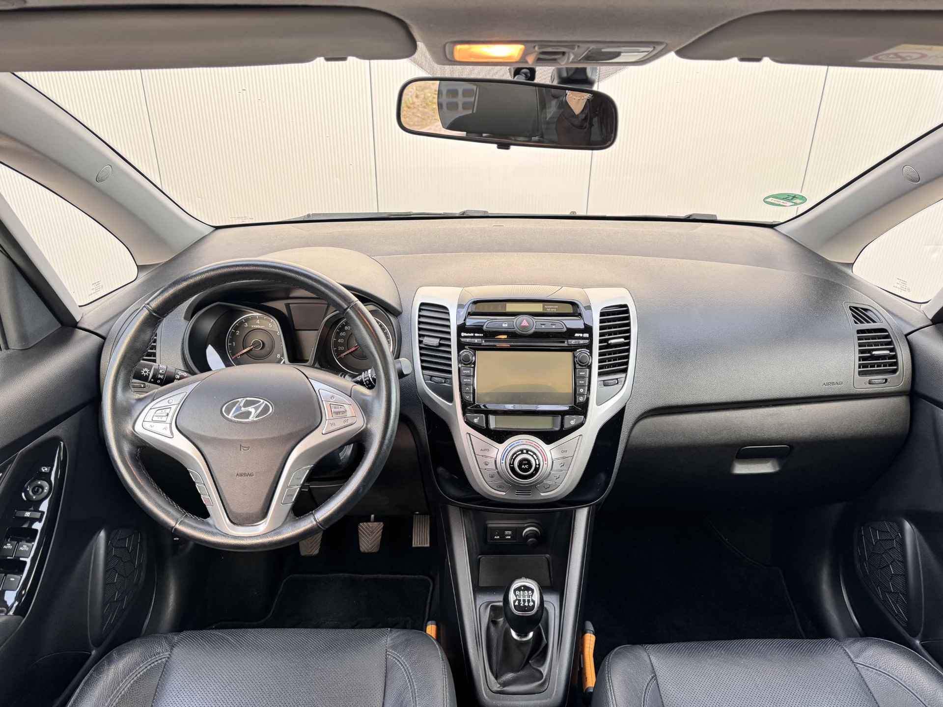 Hyundai ix20 1.6i Premium / Stoel en Stuurverwarming/ Trekhaak, trekgewicht geremd 1300 kg/ Cruise Control/ Elektrisch glazen panorama-dak/ Kunst lederen bekleding/ Navigatie/ - 2/37