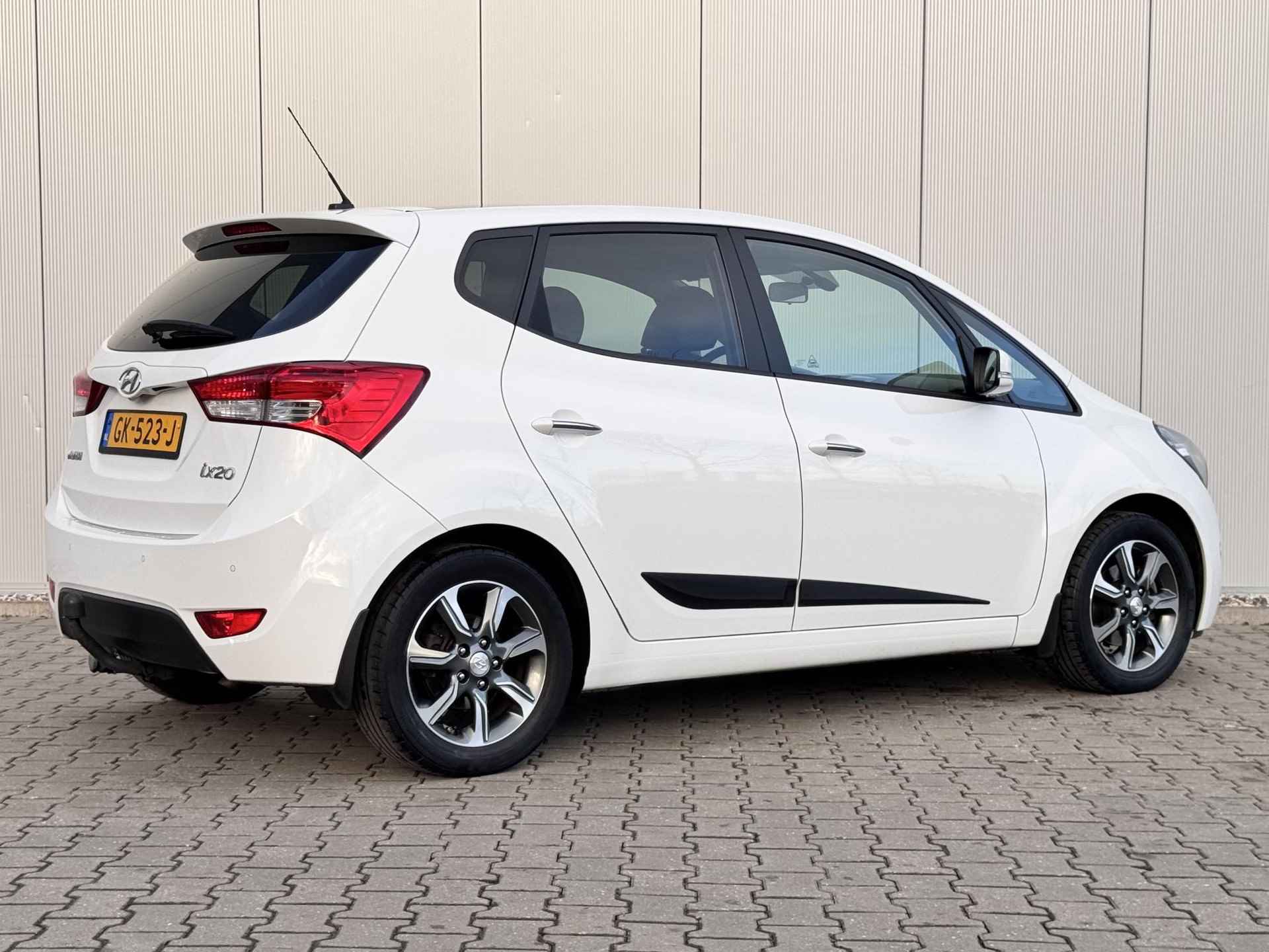 Hyundai ix20 1.6i Premium / Stoel en Stuurverwarming/ Trekhaak, trekgewicht geremd 1300 kg/ Cruise Control/ Elektrisch glazen panorama-dak/ Kunst lederen bekleding/ Navigatie/ - 3/37