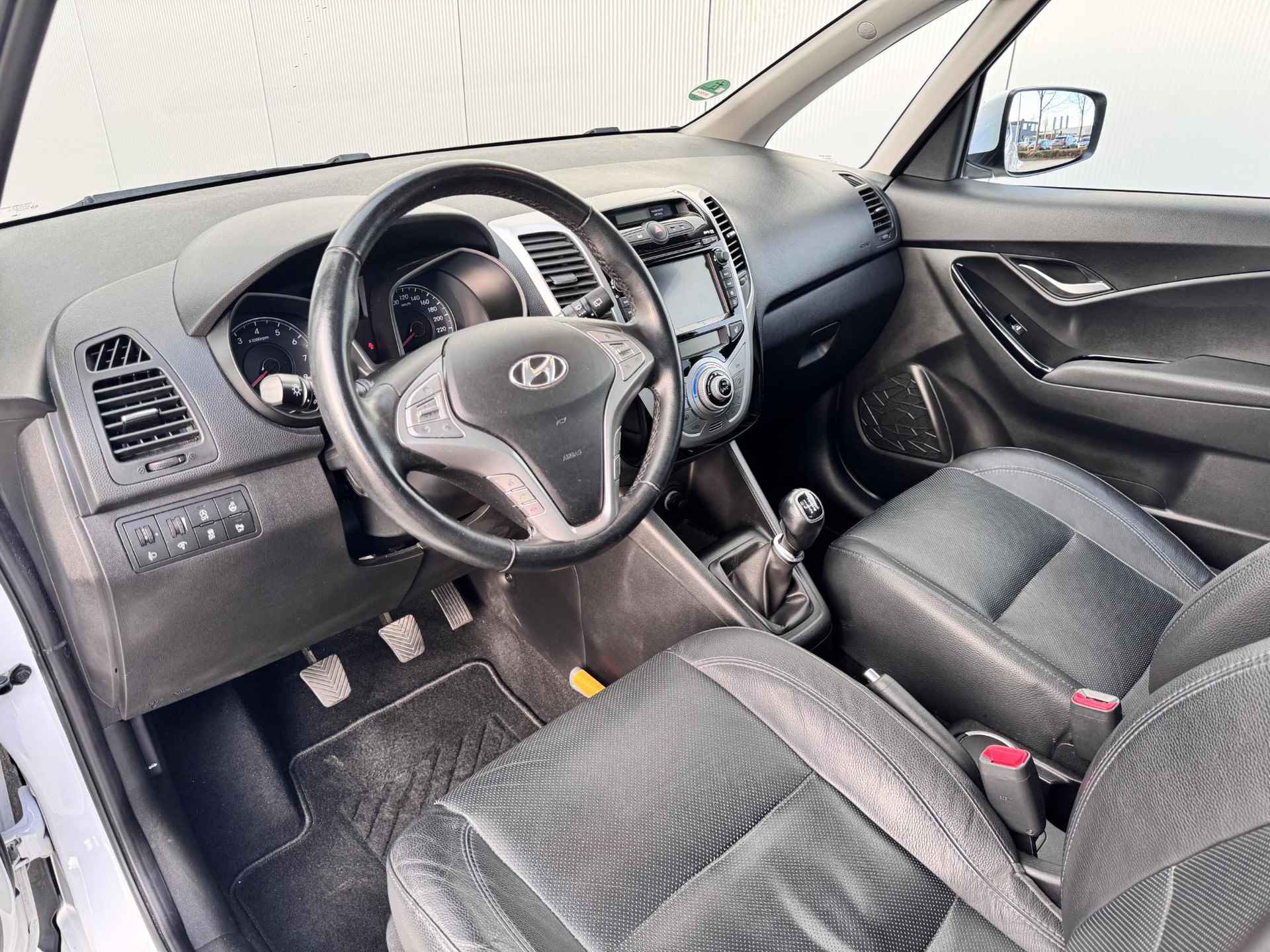 Hyundai ix20 1.6i Premium / Stoel en Stuurverwarming/ Trekhaak, trekgewicht geremd 1300 kg/ Cruise Control/ Elektrisch glazen panorama-dak/ Kunst lederen bekleding/ Navigatie/ - 7/37