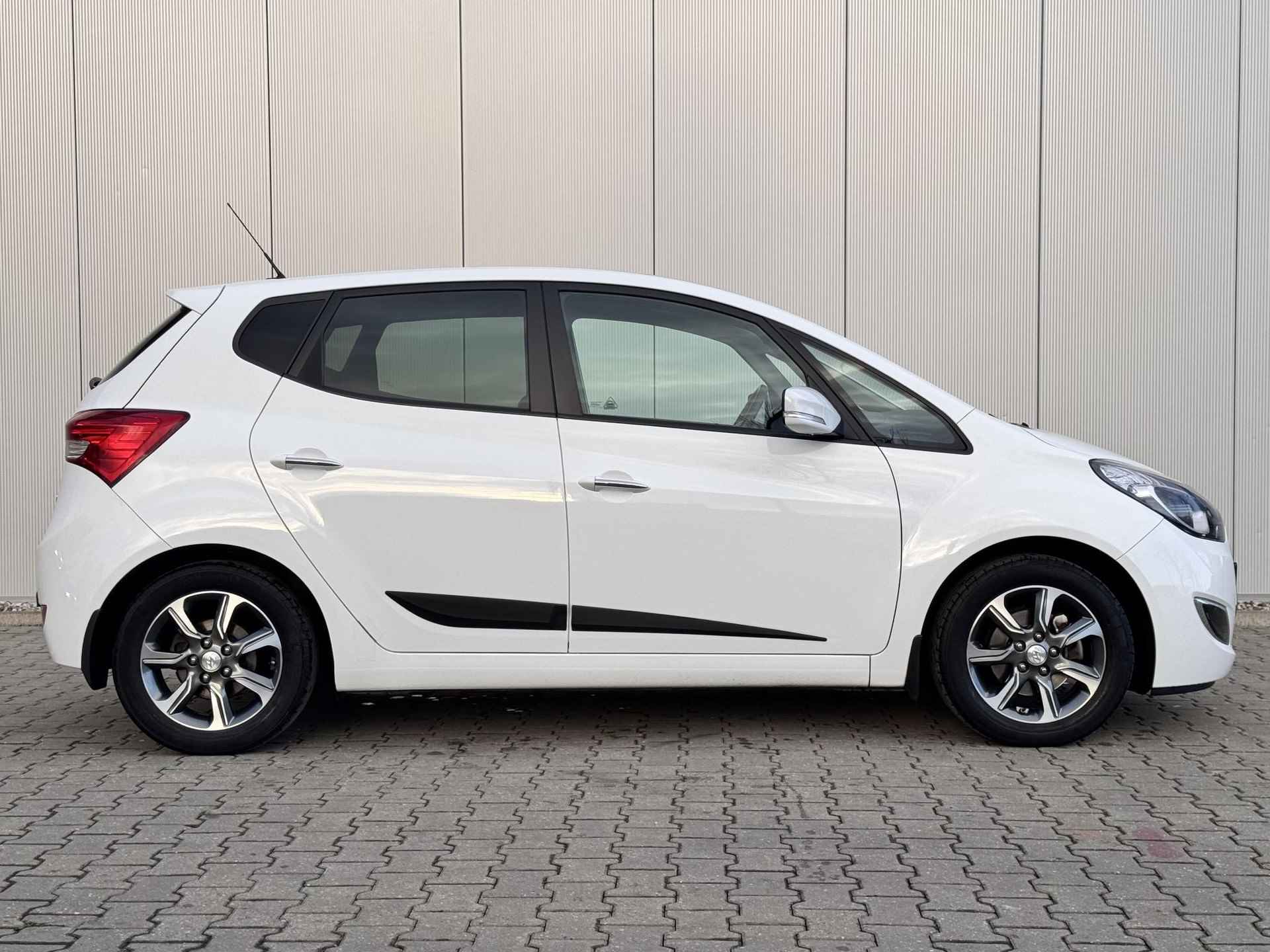 Hyundai ix20 1.6i Premium / Stoel en Stuurverwarming/ Trekhaak, trekgewicht geremd 1300 kg/ Cruise Control/ Elektrisch glazen panorama-dak/ Kunst lederen bekleding/ Navigatie/ - 21/37