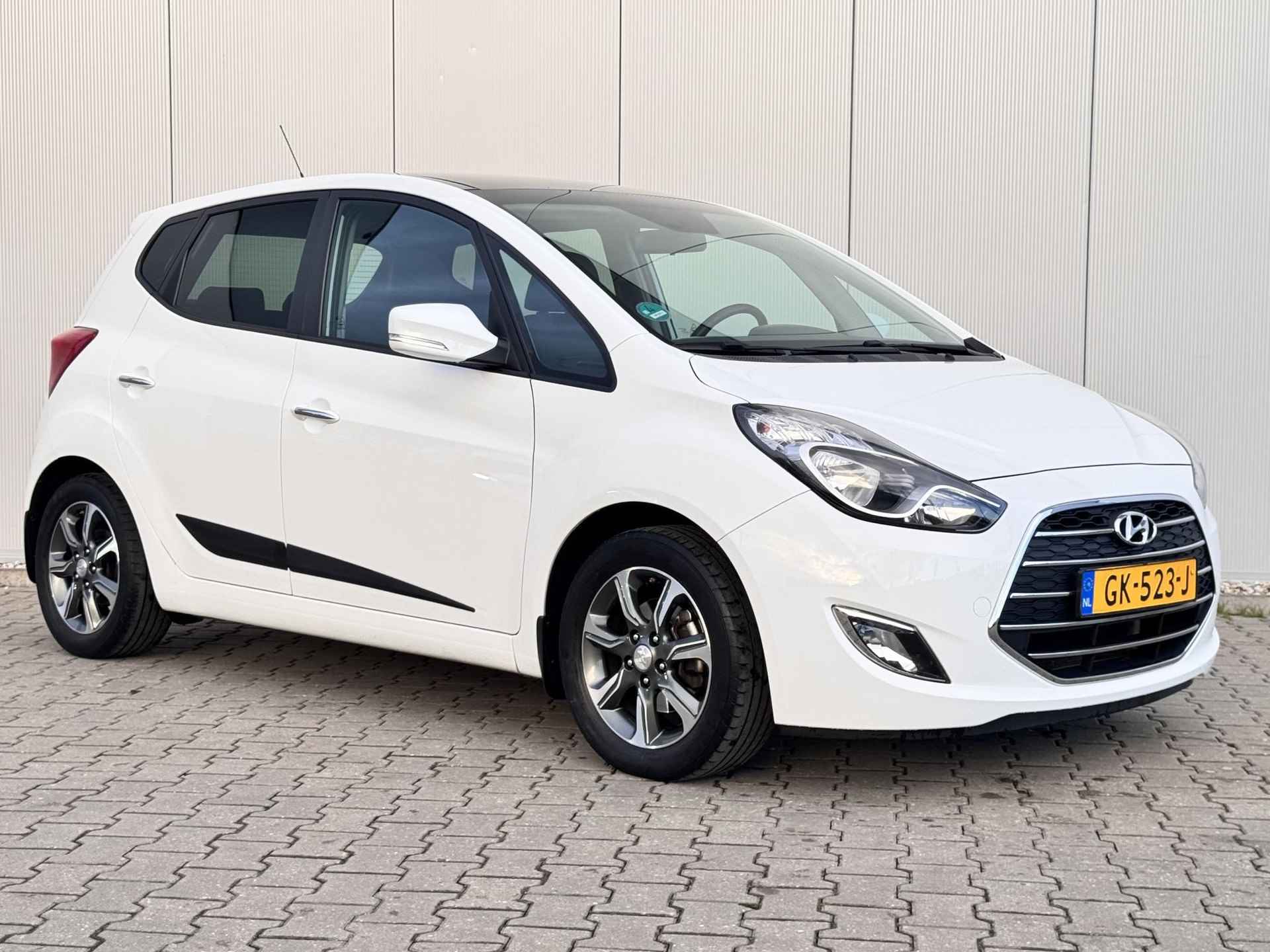 Hyundai ix20 1.6i Premium / Stoel en Stuurverwarming/ Trekhaak, trekgewicht geremd 1300 kg/ Cruise Control/ Elektrisch glazen panorama-dak/ Kunst lederen bekleding/ Navigatie/ - 22/37