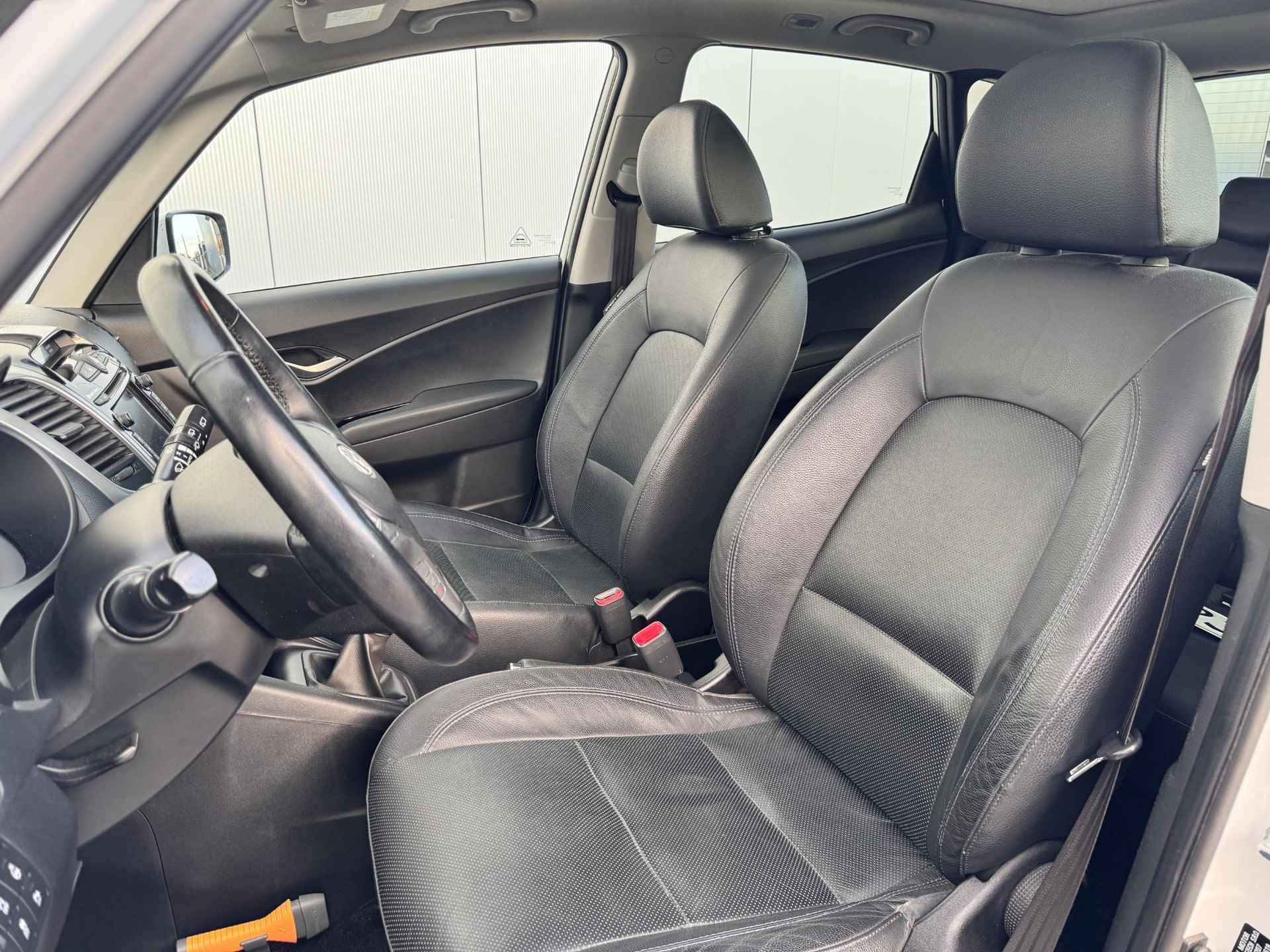 Hyundai ix20 1.6i Premium / Stoel en Stuurverwarming/ Trekhaak, trekgewicht geremd 1300 kg/ Cruise Control/ Elektrisch glazen panorama-dak/ Kunst lederen bekleding/ Navigatie/ - 23/37