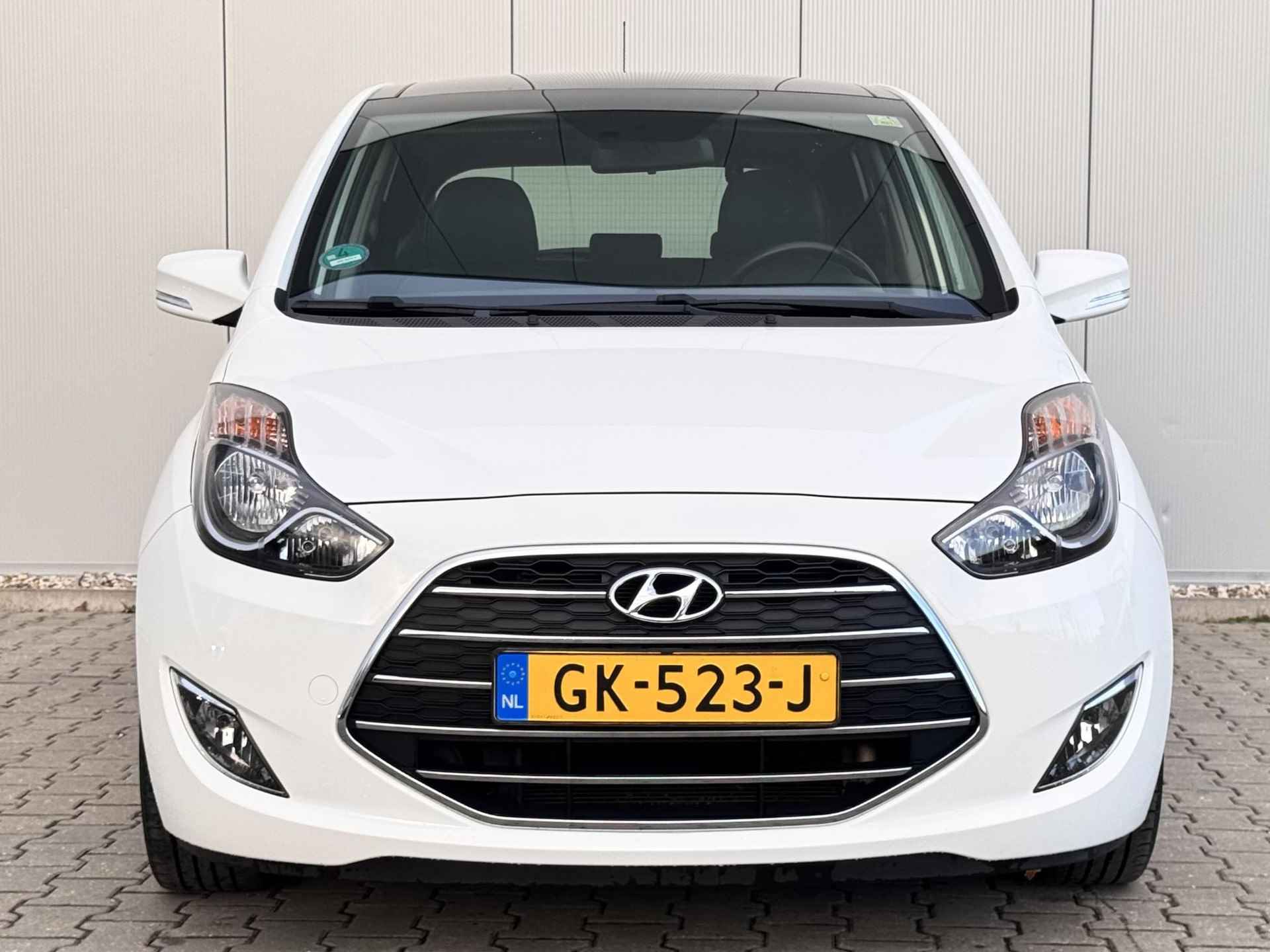 Hyundai ix20 1.6i Premium / Stoel en Stuurverwarming/ Trekhaak, trekgewicht geremd 1300 kg/ Cruise Control/ Elektrisch glazen panorama-dak/ Kunst lederen bekleding/ Navigatie/ - 33/37