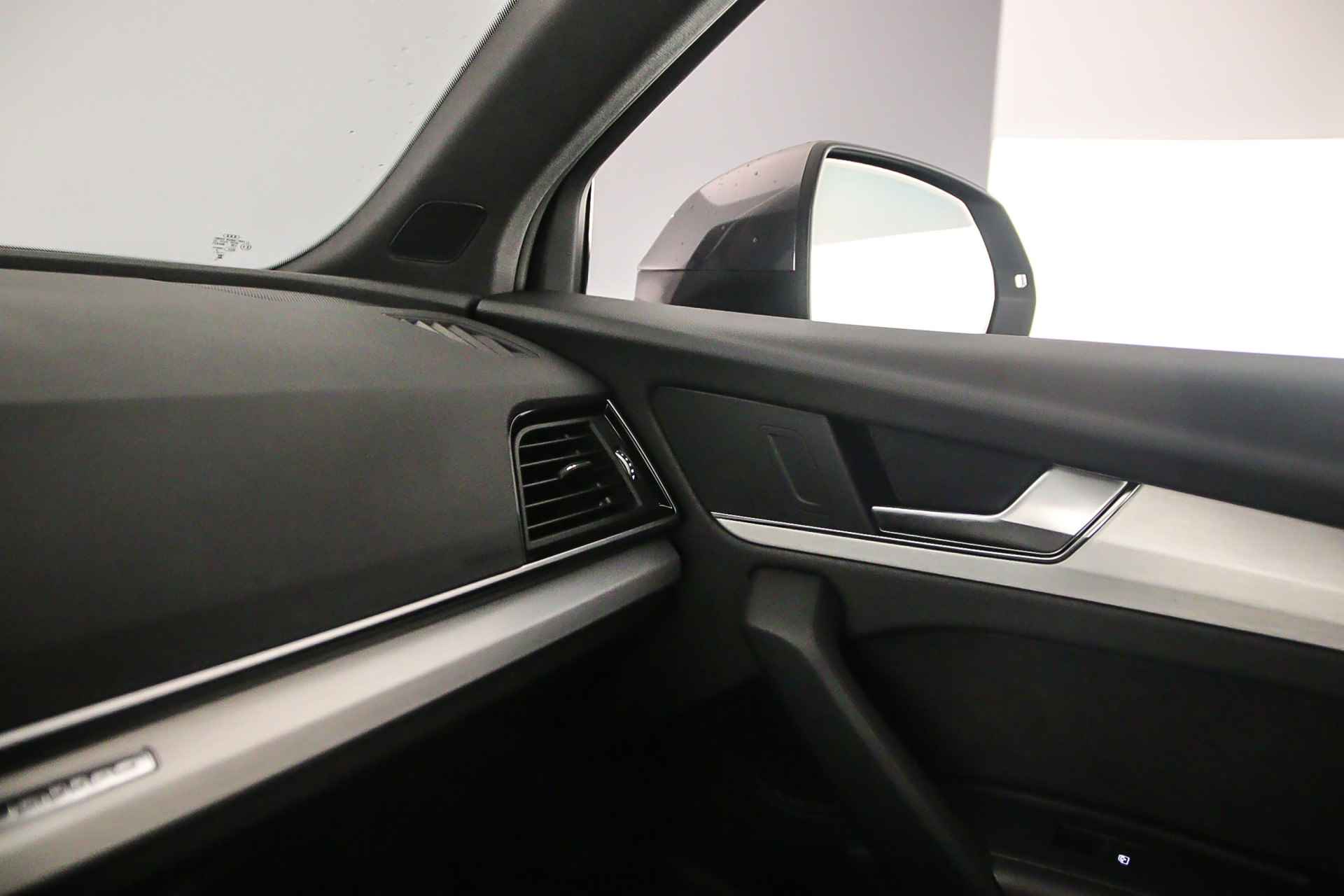 Audi Q5 S Edition Competition 50 TFSI e | Pano | B&O | Trekhaak | 360Cam | Matrix | Stoelverwarming | Privacyglas | 20 inch | S-Line | Optiek Zwart |  Alcantara | - 26/51