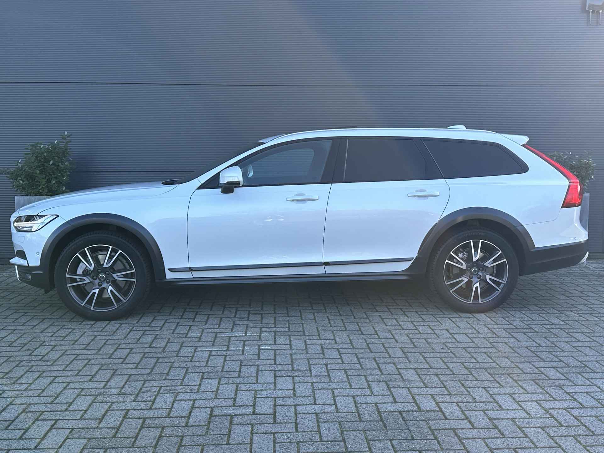 Volvo V90 Cross Country 2.0 D4 Pro | Bowers&Wilkins | Luchtvering | Massage | HUD | Trekhaak | - 2/51