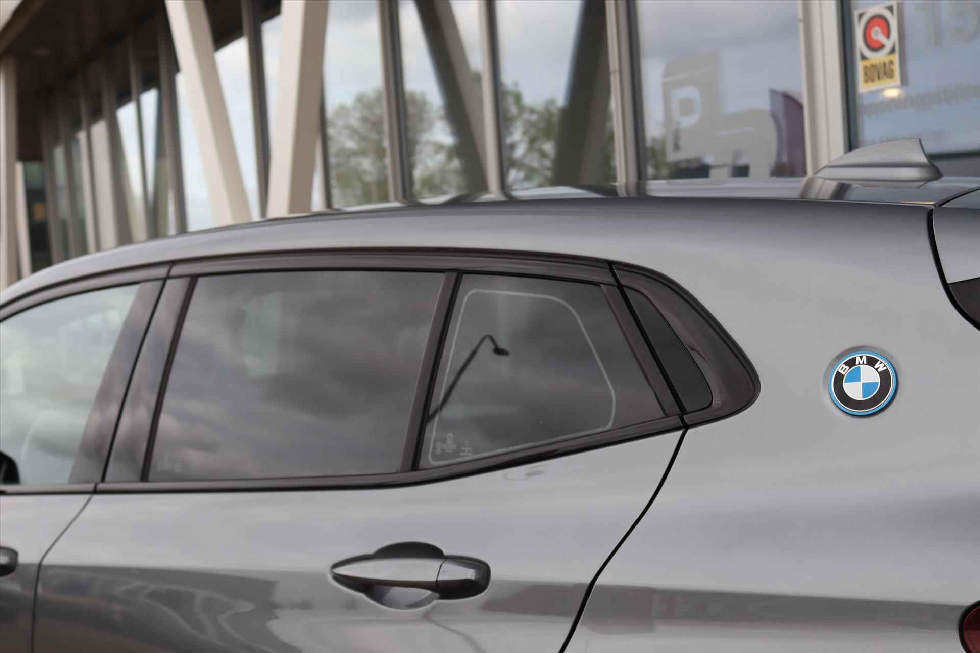 BMW X2 (f39) XDRIVE 25e 220PK AUTOMAAT M-SPORT SHADOW LINE | Navi | Sfeerverlichting | 19 Inch Lm | Clima | Stoel/Stuurverwarming | - 50/61