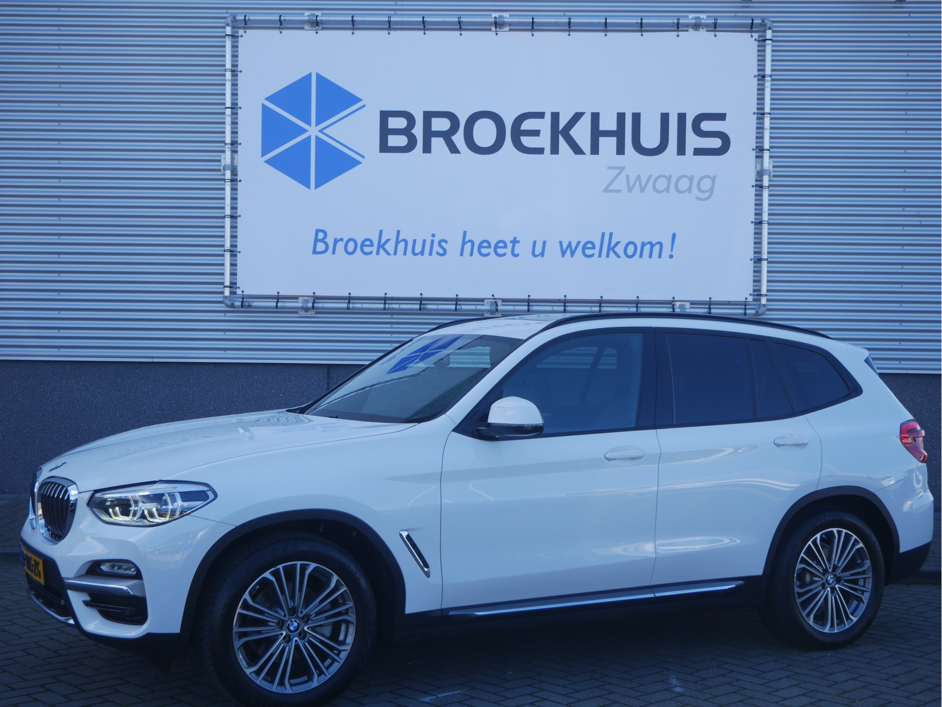 BMW X3 xDrive20i High Executive | Pan-Dak | Leer 19 Inch| bij viaBOVAG.nl