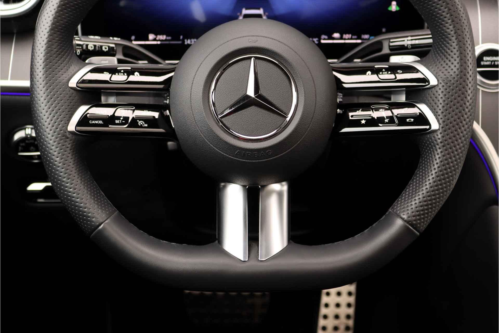 Mercedes-Benz GLC 300e 4-MATIC AMG Line Aut9, Panoramadak, Distronic Pro, Burmester, Memory, Trekhaak, Leder, Stuurwielverwarming, Camera, Dodehoekassistent, Etc. - 29/44