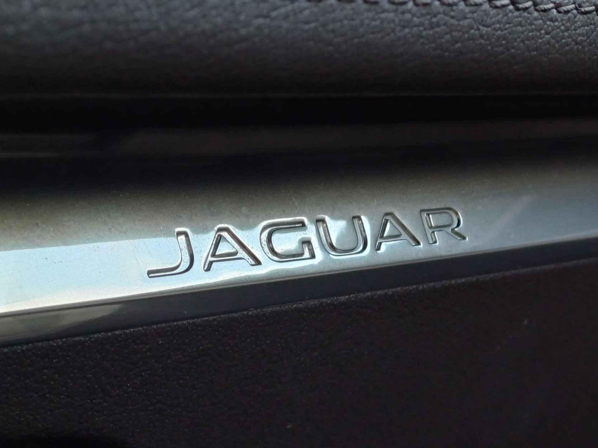 Jaguar F-PACE 2.0 Portfolio AWD 20d Trekhaak (2400kg) / Motor Volledig Gereviseerd 2024 / Automaat / Panoramadak / Leder / Navigatie / Meridian Audio / Voorruitverwarming - 40/50