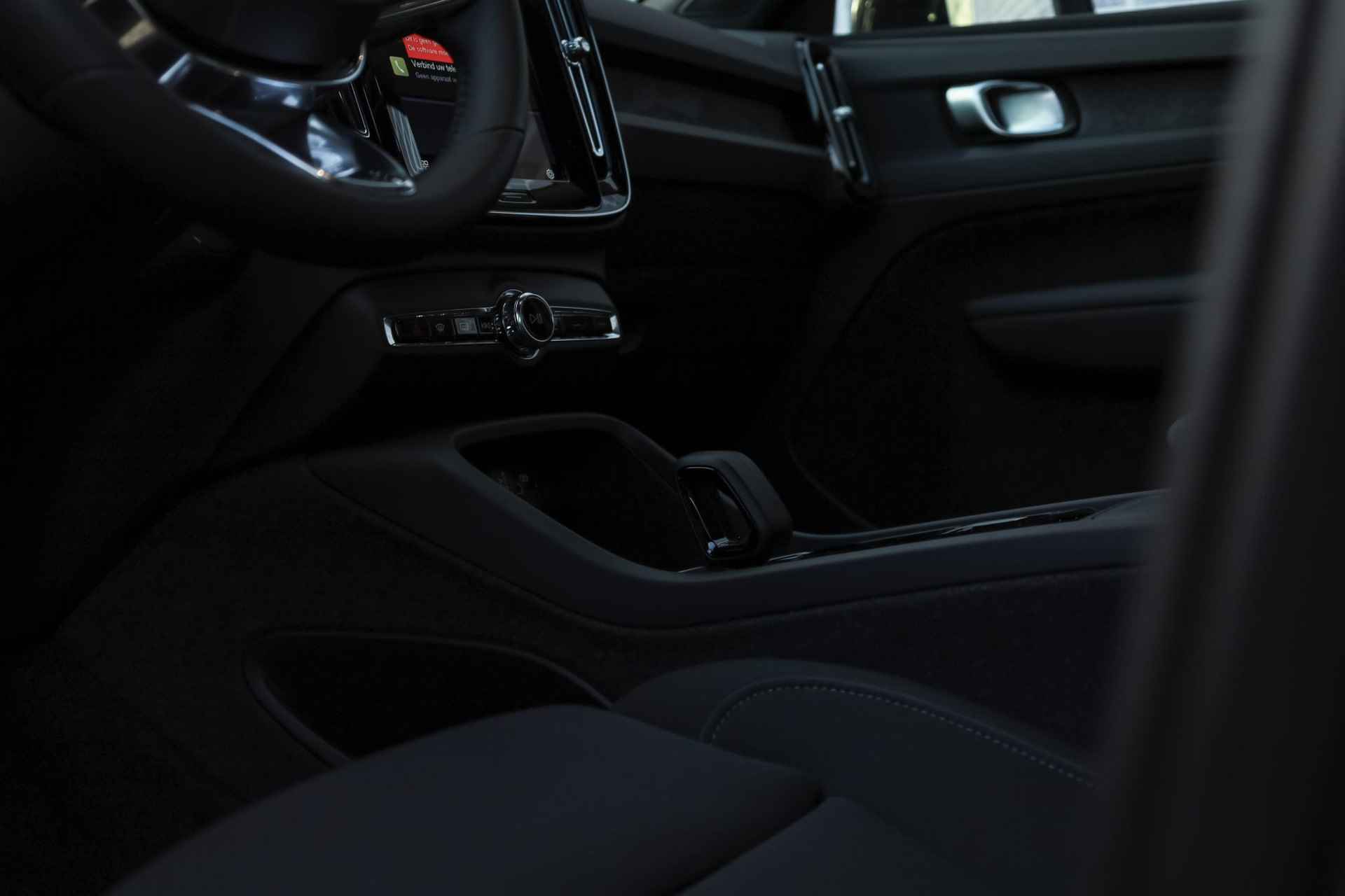 Volvo XC40 Single Motor Extened Range Core | UIT VOORRAAD LEVERBAAR | Google | Adaptieve Cruise | Warmtepomp | Stoel-/Stuurverwarming | BLIS | 19" LM - 10/24