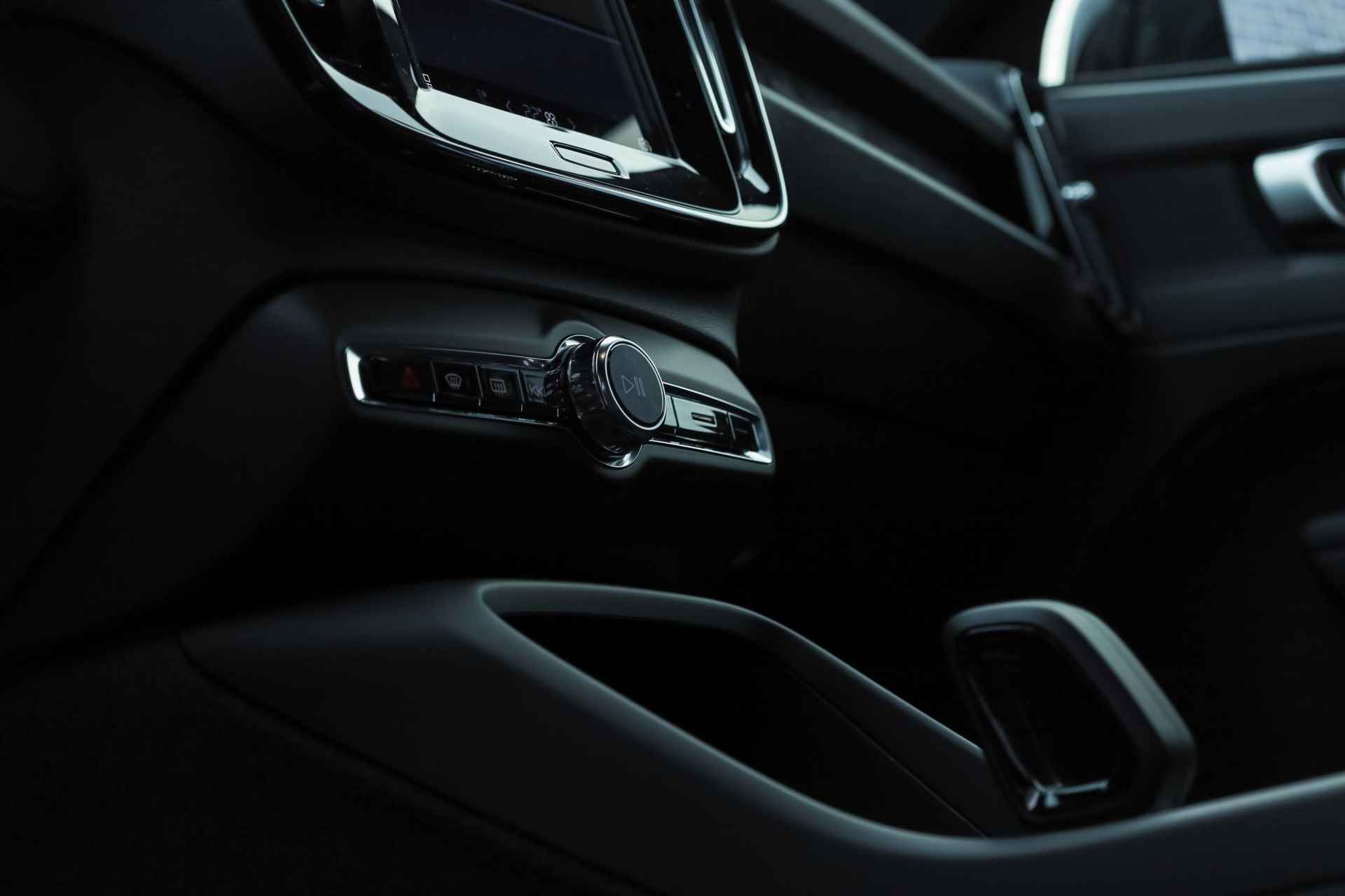 Volvo XC40 Single Motor Extened Range Core | UIT VOORRAAD LEVERBAAR | Google | Adaptieve Cruise | Warmtepomp | Stoel-/Stuurverwarming | BLIS | 19" LM - 11/24