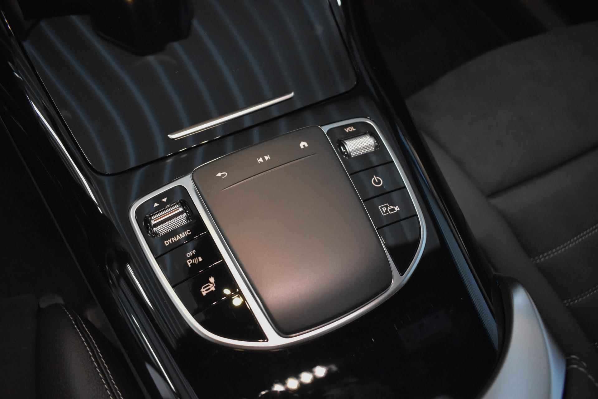 Mercedes-Benz EQC 400 4MATIC AMG Line 80 kWh / Panaroma-schuifdak / Keyless-Go / Stoelverwarming / 360Graden-Camera / Memory-Stoelen / - 29/36