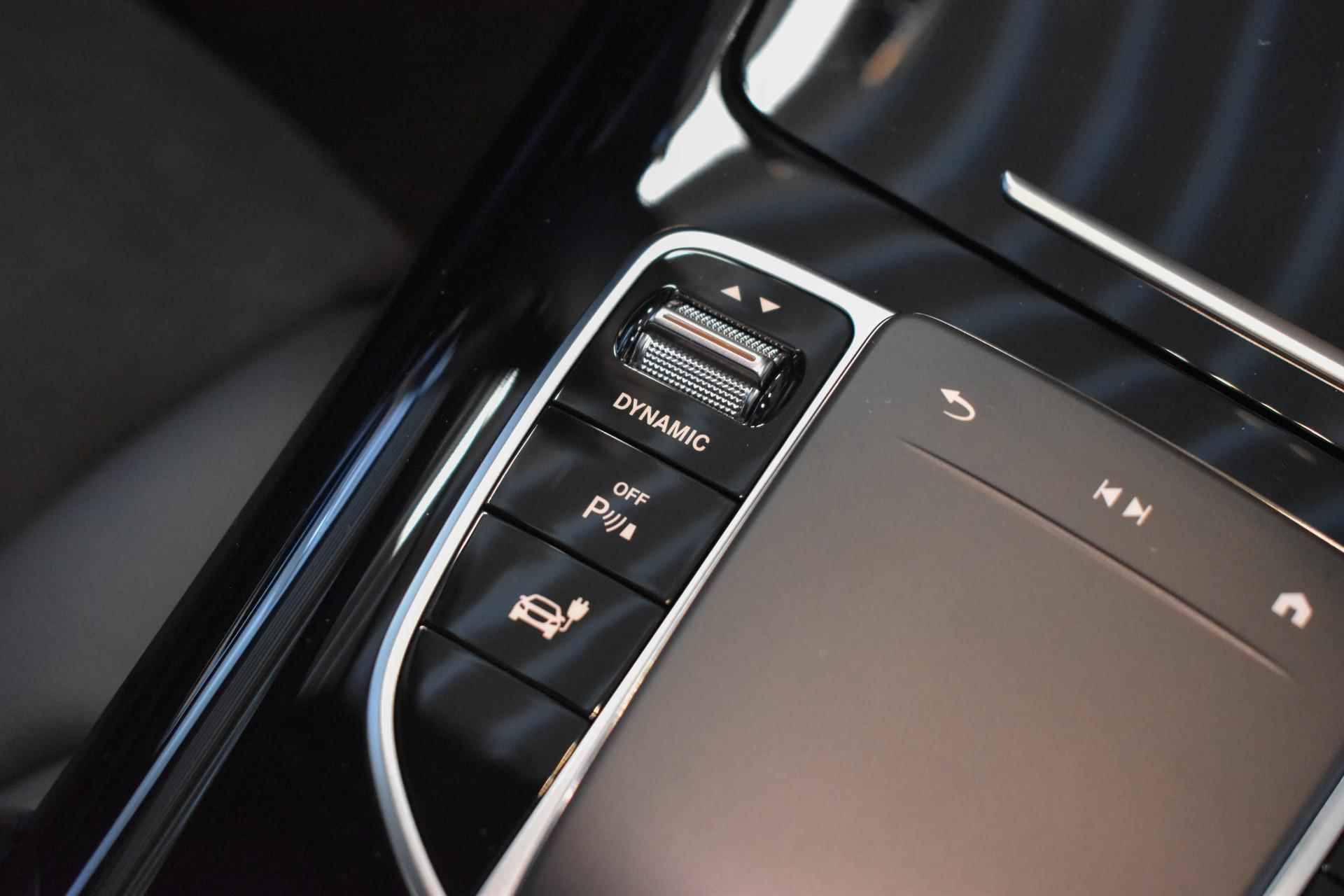 Mercedes-Benz EQC 400 4MATIC AMG Line 80 kWh / Panaroma-schuifdak / Keyless-Go / Stoelverwarming / 360Graden-Camera / Memory-Stoelen / - 32/36