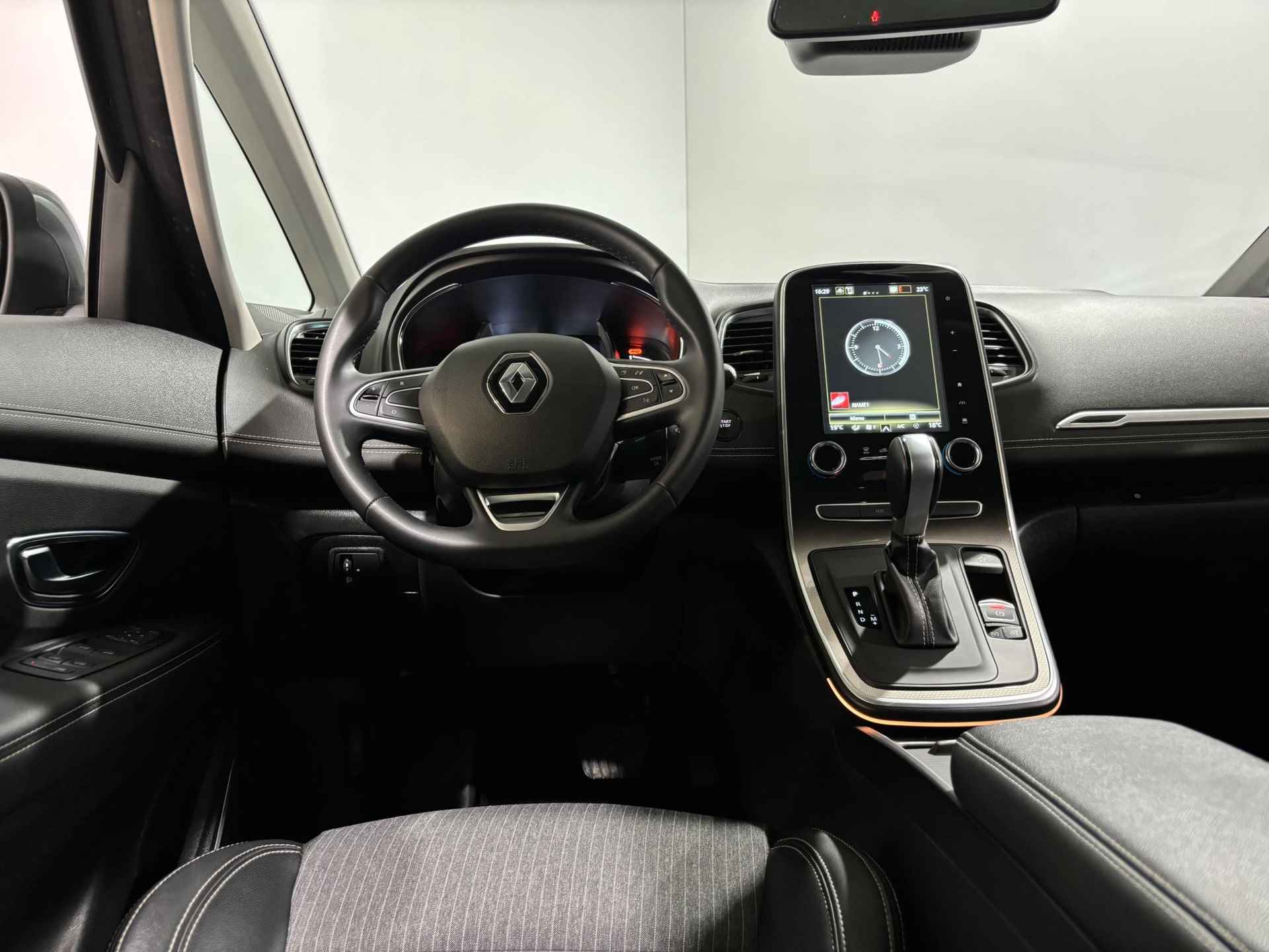 Renault Grand Scénic 1.3 - 140PK TCe Techno 7p. Automaat | 1e eigenaar | Trekhaak | 7 Zitplaatsen | 9,3" Navi | Camera | Parkeersensoren | Full LED | Lichtmetalen Velgen | - 11/37