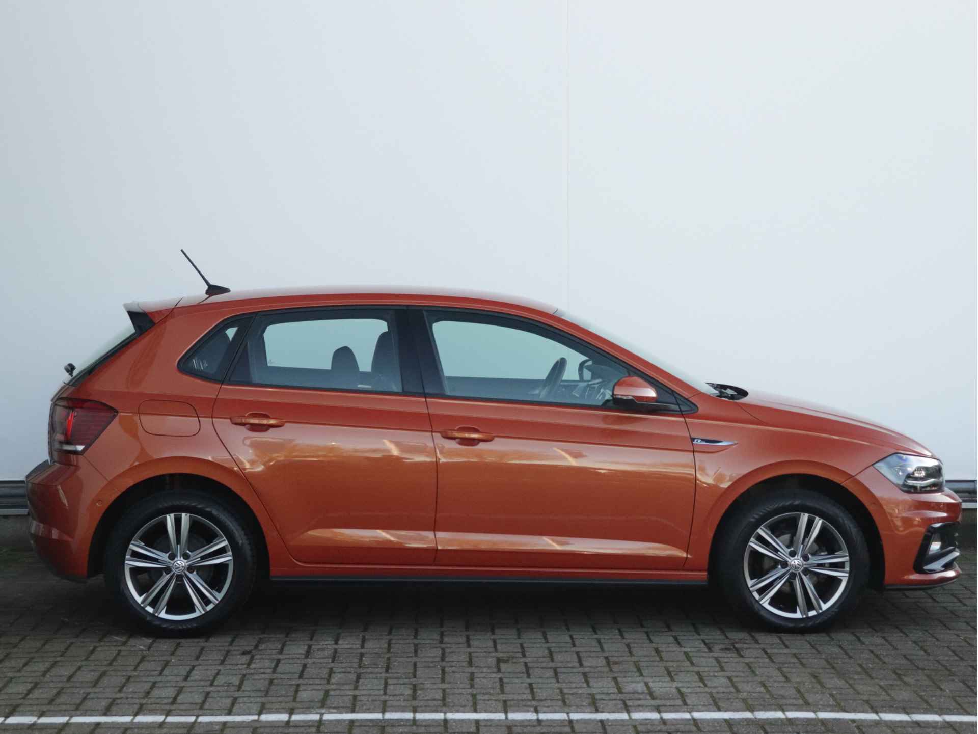 Volkswagen Polo 1.0 TSI 95pk Highline Business R-line Automaat | Navigatie | LED | Parkeersensoren | Climatronic | Park Assist | Stoelverwarming | - 2/40