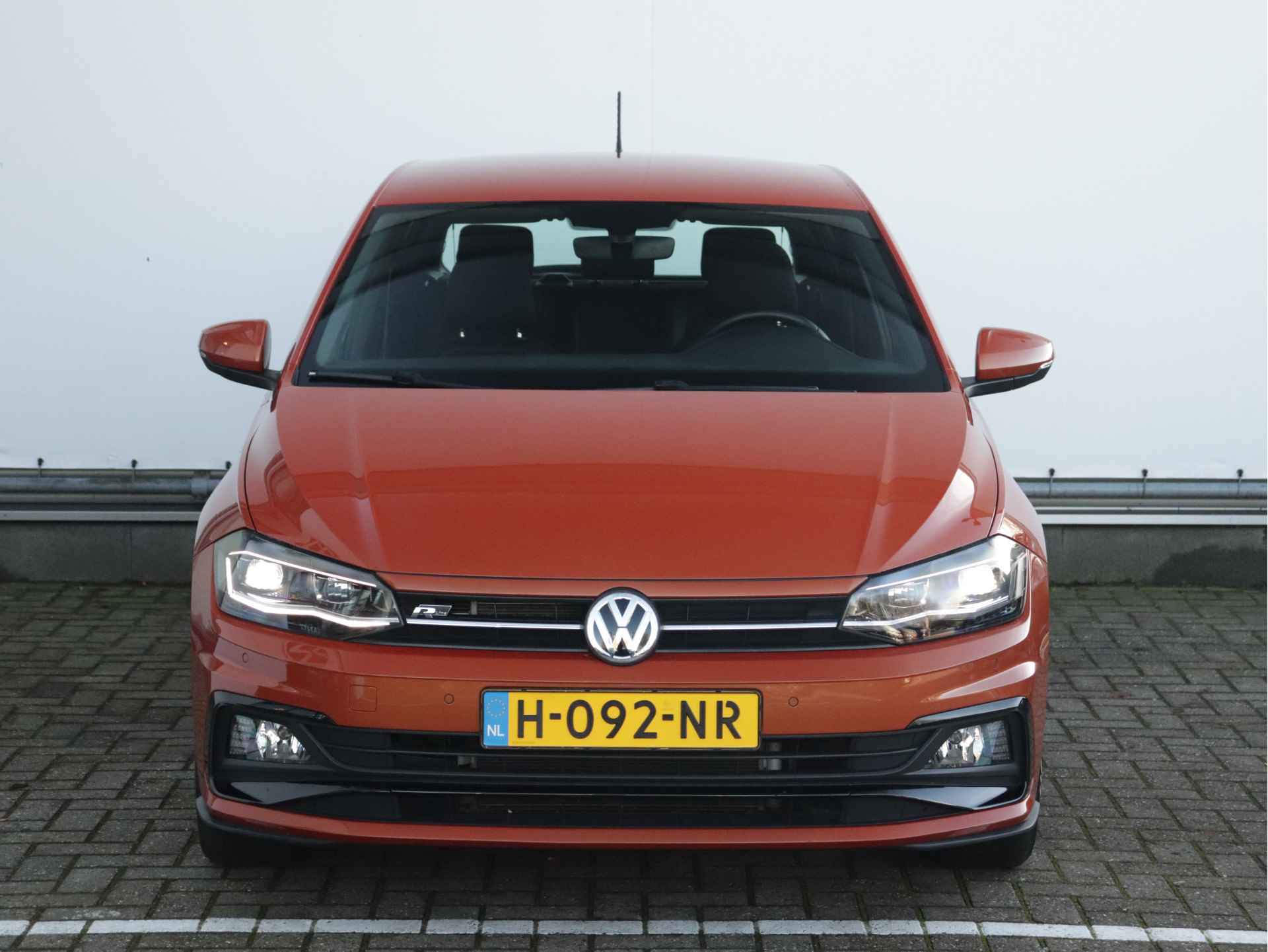 Volkswagen Polo 1.0 TSI 95pk Highline Business R-line Automaat | Navigatie | LED | Parkeersensoren | Climatronic | Park Assist | Stoelverwarming | - 4/40