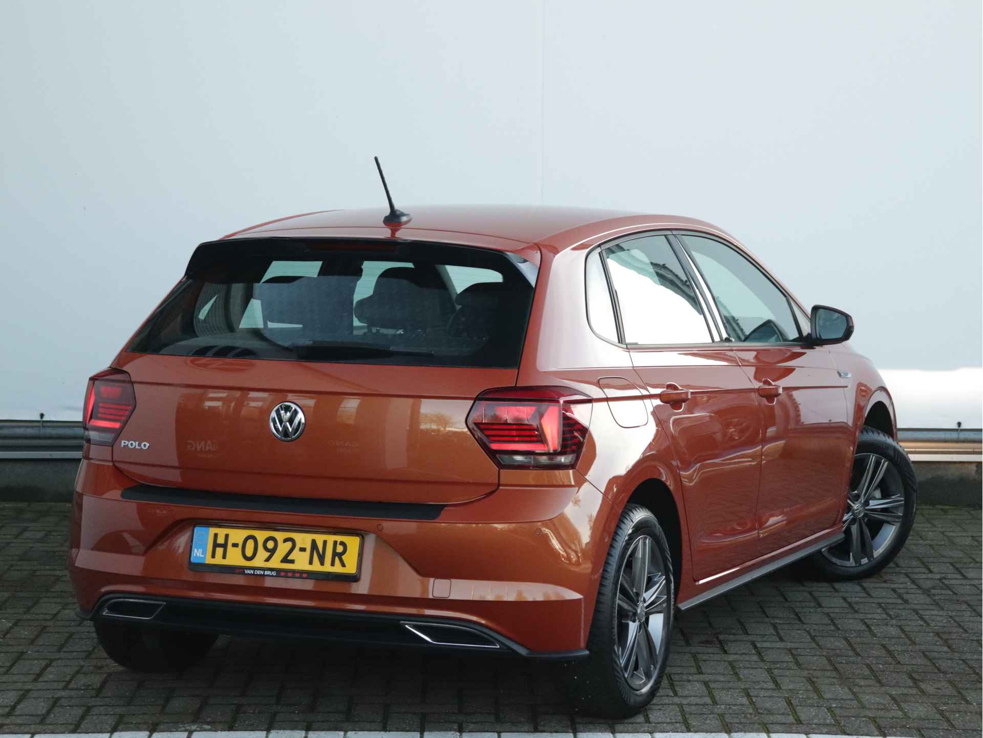 Volkswagen Polo 1.0 TSI 95pk Highline Business R-line Automaat | Navigatie | LED | Parkeersensoren | Climatronic | Park Assist | Stoelverwarming | - 6/40