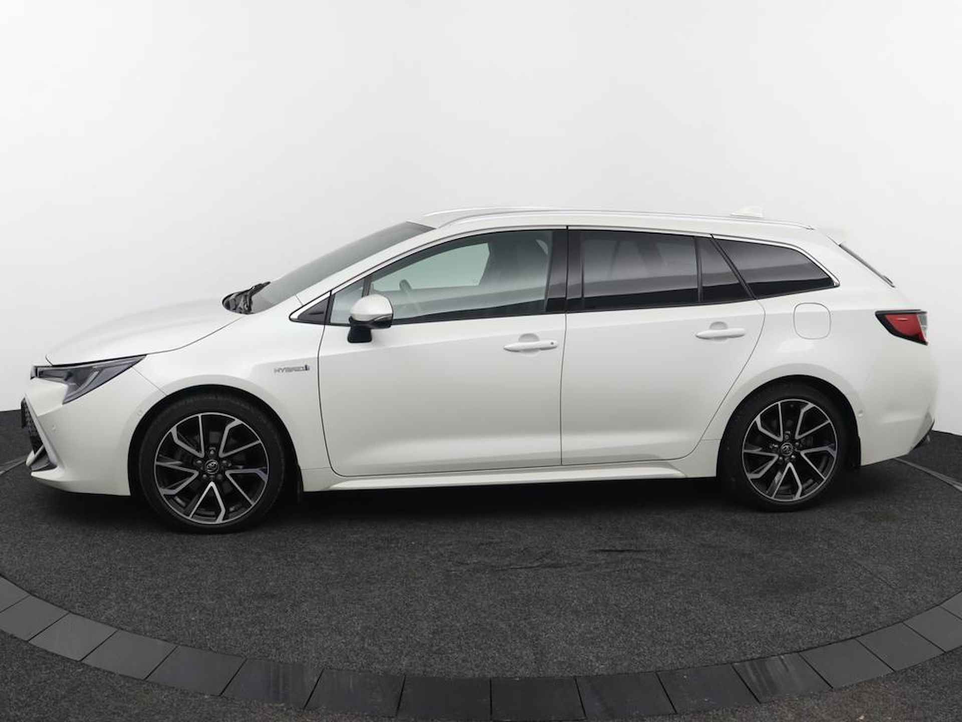 Toyota Corolla Touring Sports 2.0 Hybrid Executive | Navigatie | Trekhaak | Keyless | Winterset | - 3/56