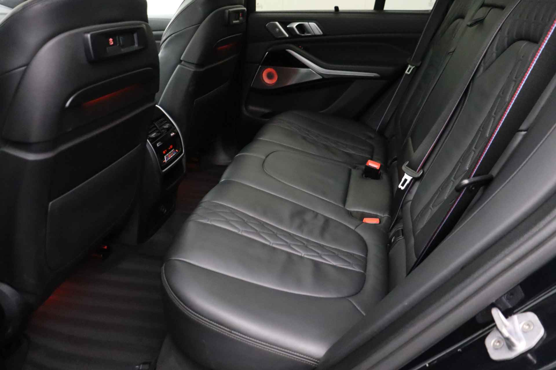 BMW X5 M50i M-Sport | Panoramadak | Full options | Soft close | Trekhaak | Massagestoelen - 34/36