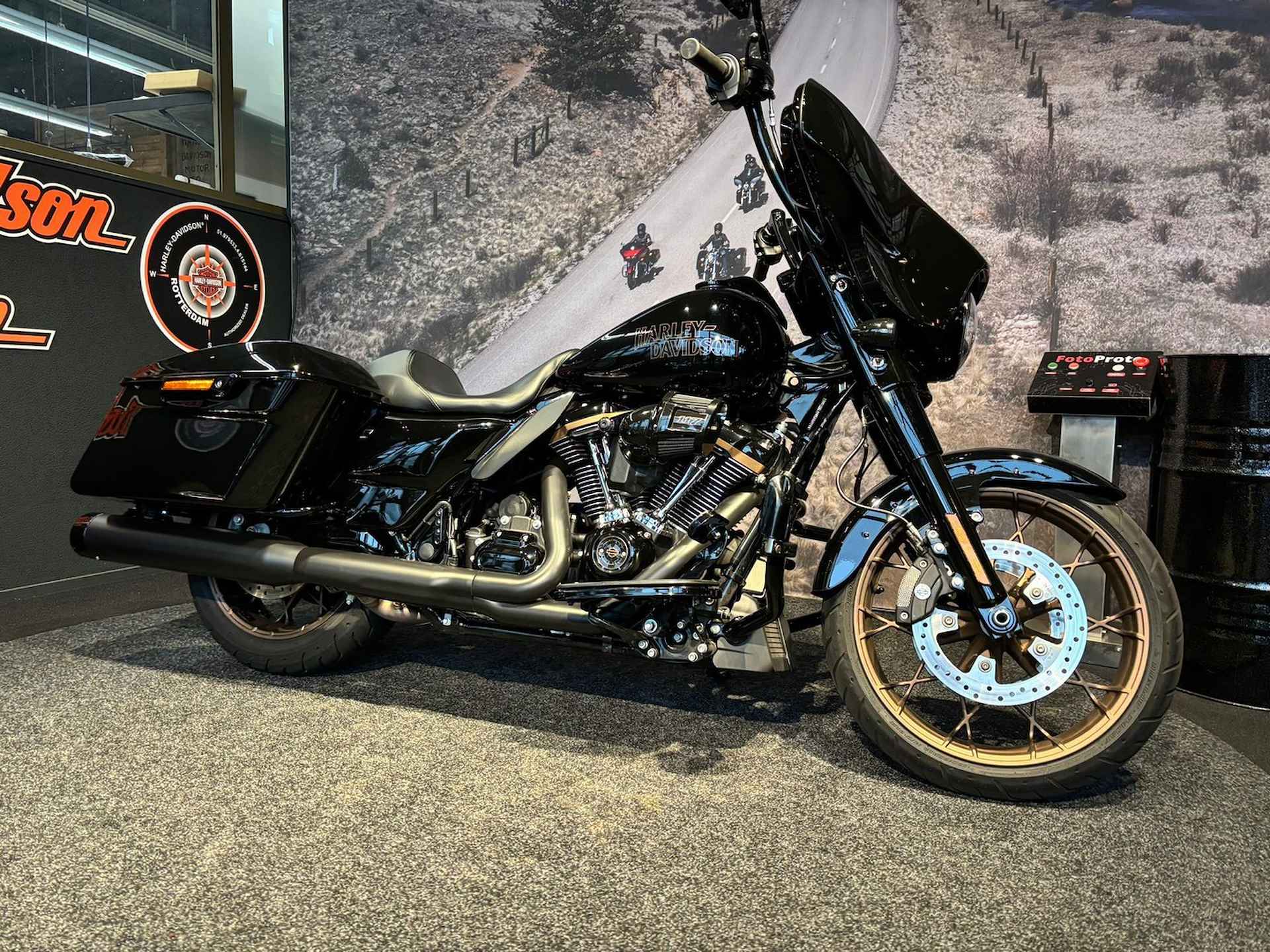 Harley-Davidson FLHXST STREET GLIDE ST Vivid Black - 3/9