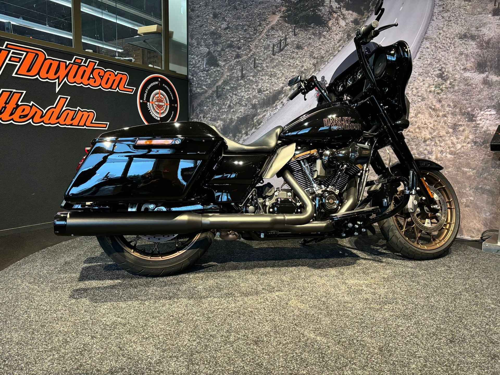 Harley-Davidson FLHXST STREET GLIDE ST Vivid Black - 5/9