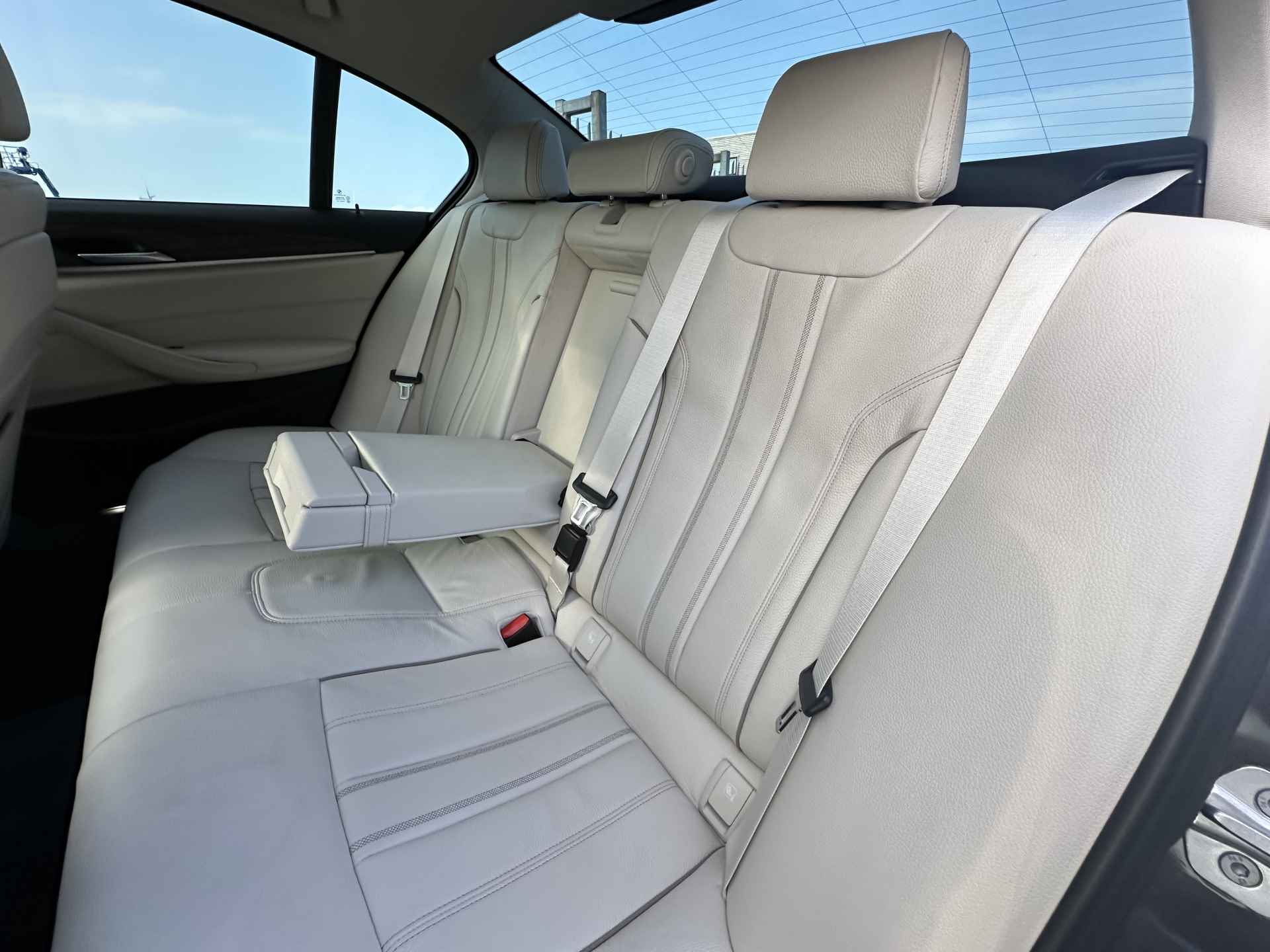 BMW 5 Serie 520d mild Hybrid High Executive Aut leer, sch/dak, navi prof, comfort stoelen, trekhaak, etc - 30/31