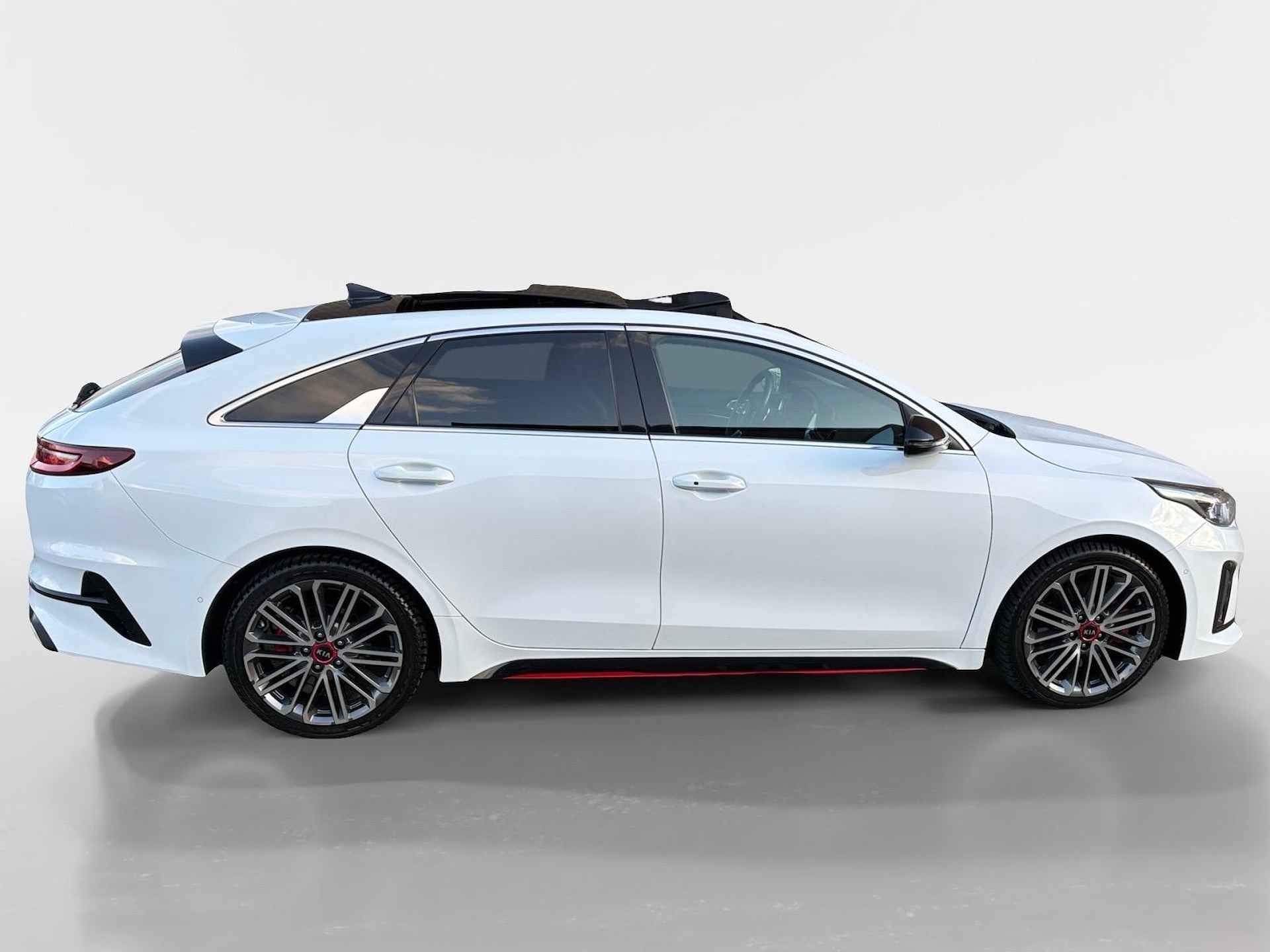 Kia ProCeed 1.6T 204pk GT | Voorruit verwarming | Panorama schuifdak | Stoel en stuurverwarming | Navigatie | Apple Carplay / Android auto | Camera | Draadloos telefoonlader | - 5/27