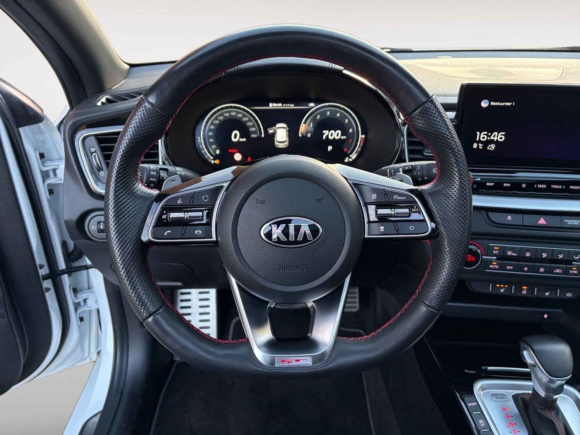 Kia ProCeed 1.6T 204pk GT | Voorruit verwarming | Panorama schuifdak | Stoel en stuurverwarming | Navigatie | Apple Carplay / Android auto | Camera | Draadloos telefoonlader | - 17/27