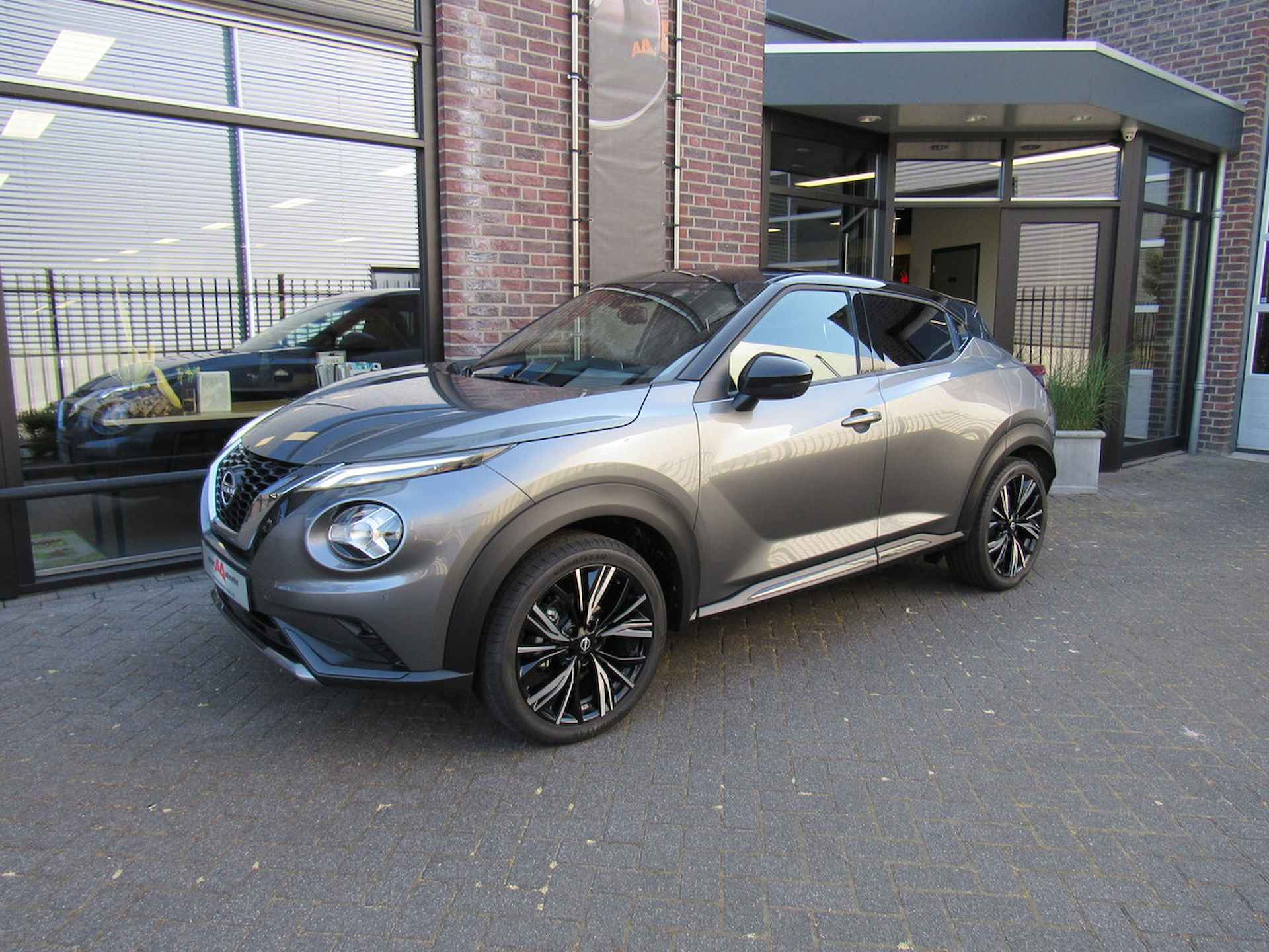 Nissan Juke 1.0 DIG-T 114pk N-Design Two-tone lak Navigatie Bose Leder Stoelverwarming Parkeercamera Climate control - 1/35