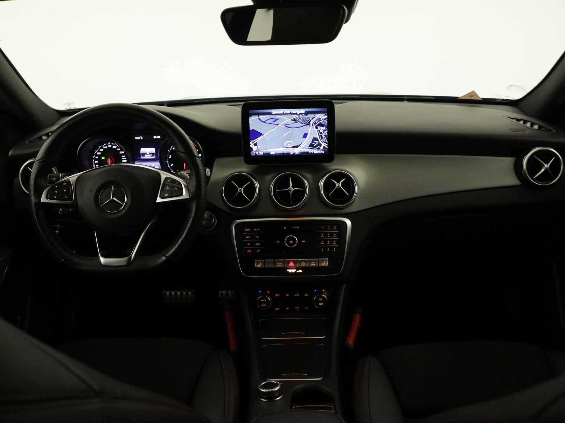 Mercedes-Benz GLA 180 Business Solution AMG | Keyless Go | parkeerpakket met Camera | Stoelverwarming | LED | Navigatie | Inclusief 24 maanden Mercedes-Benz Certified garantie voor Europa. - 6/45