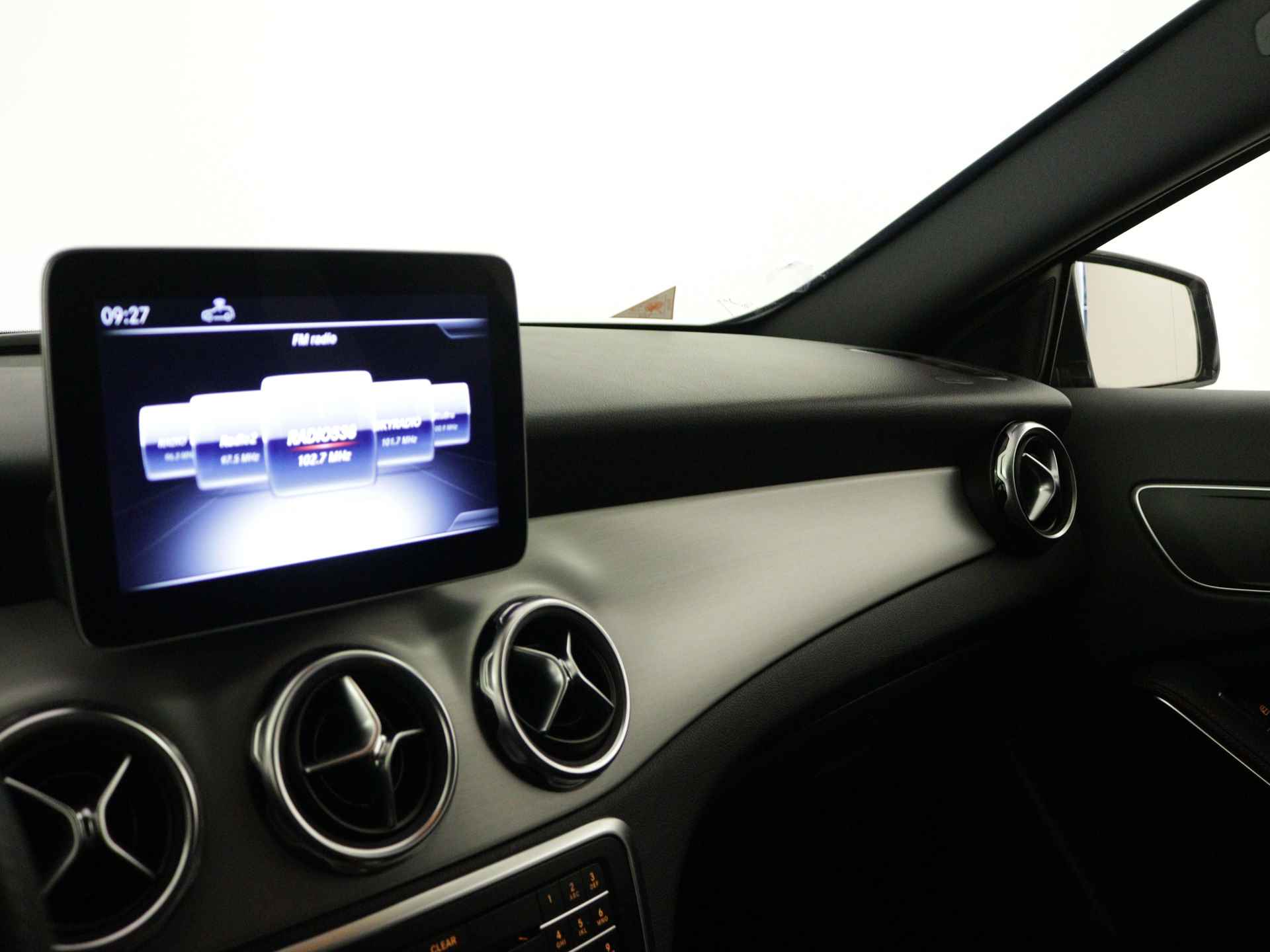 Mercedes-Benz GLA 180 Business Solution AMG | Keyless Go | parkeerpakket met Camera | Stoelverwarming | LED | Navigatie | Inclusief 24 maanden Mercedes-Benz Certified garantie voor Europa. - 8/45